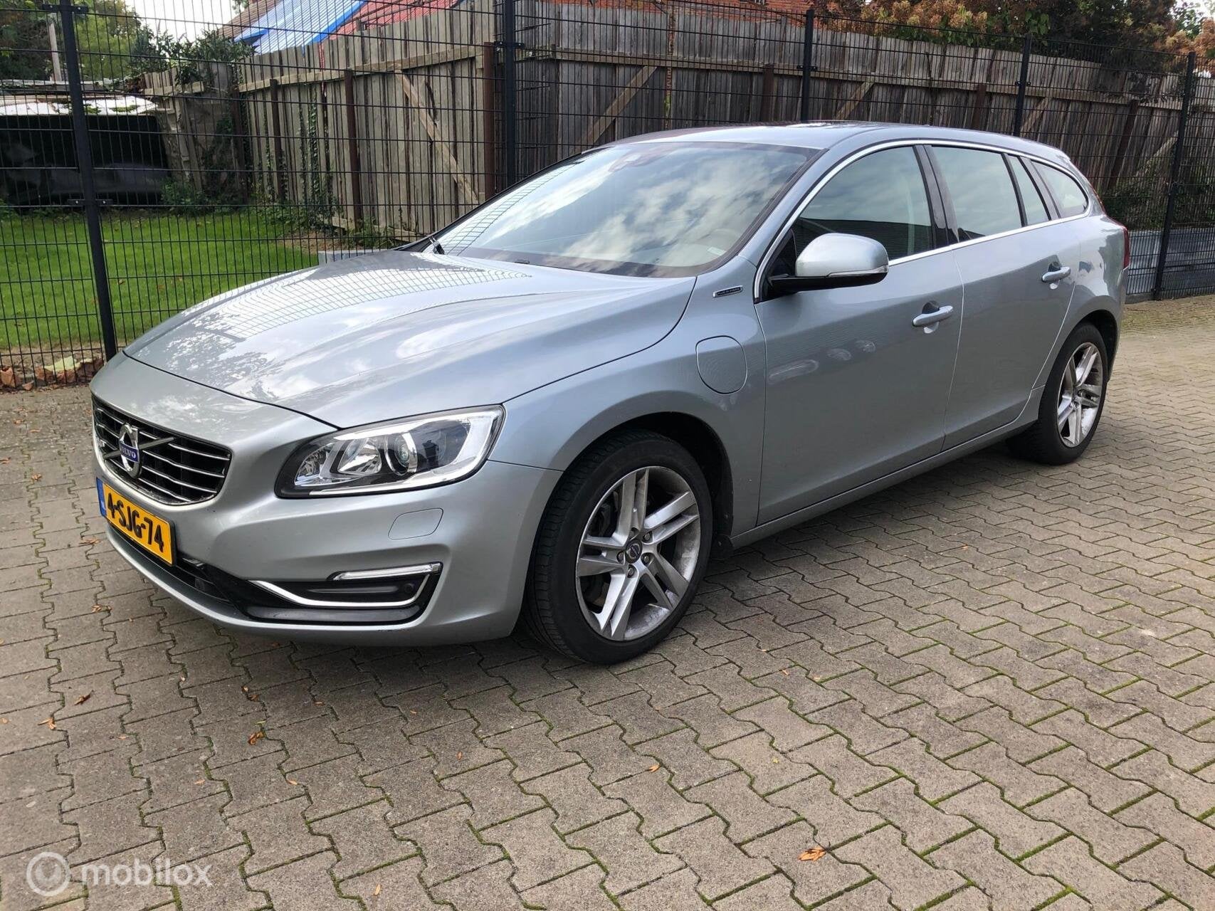 Volvo V60 2.4 D6 AWD Plug-In Hybrid Summum, Automaat, Zwart, Vierwielaandrijving, Te koop