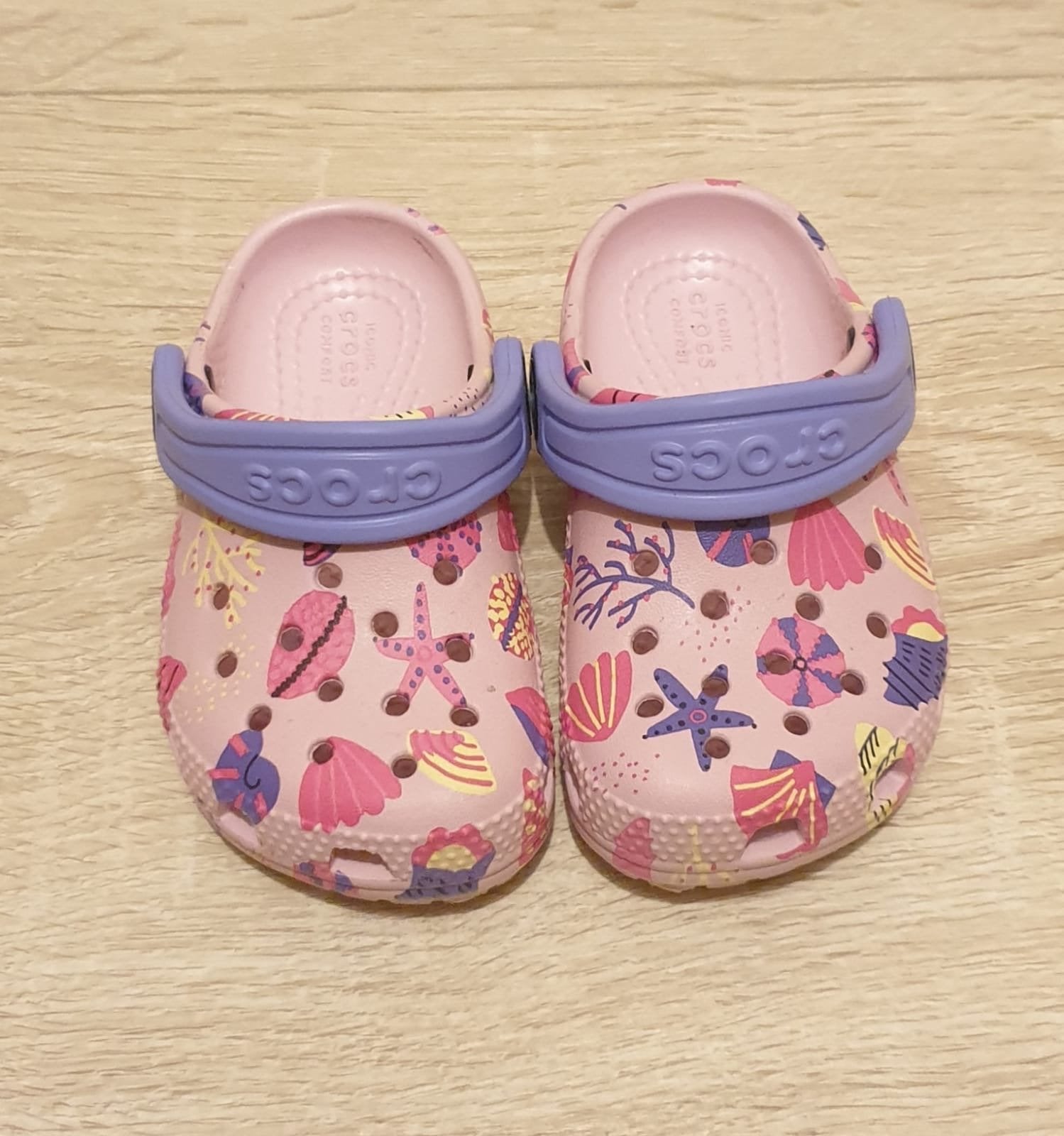 Roze Crocs met zeethema voor meisjes maat 19, Ophalen of Verzenden, Zo goed als nieuw, Meisje, Schoenen