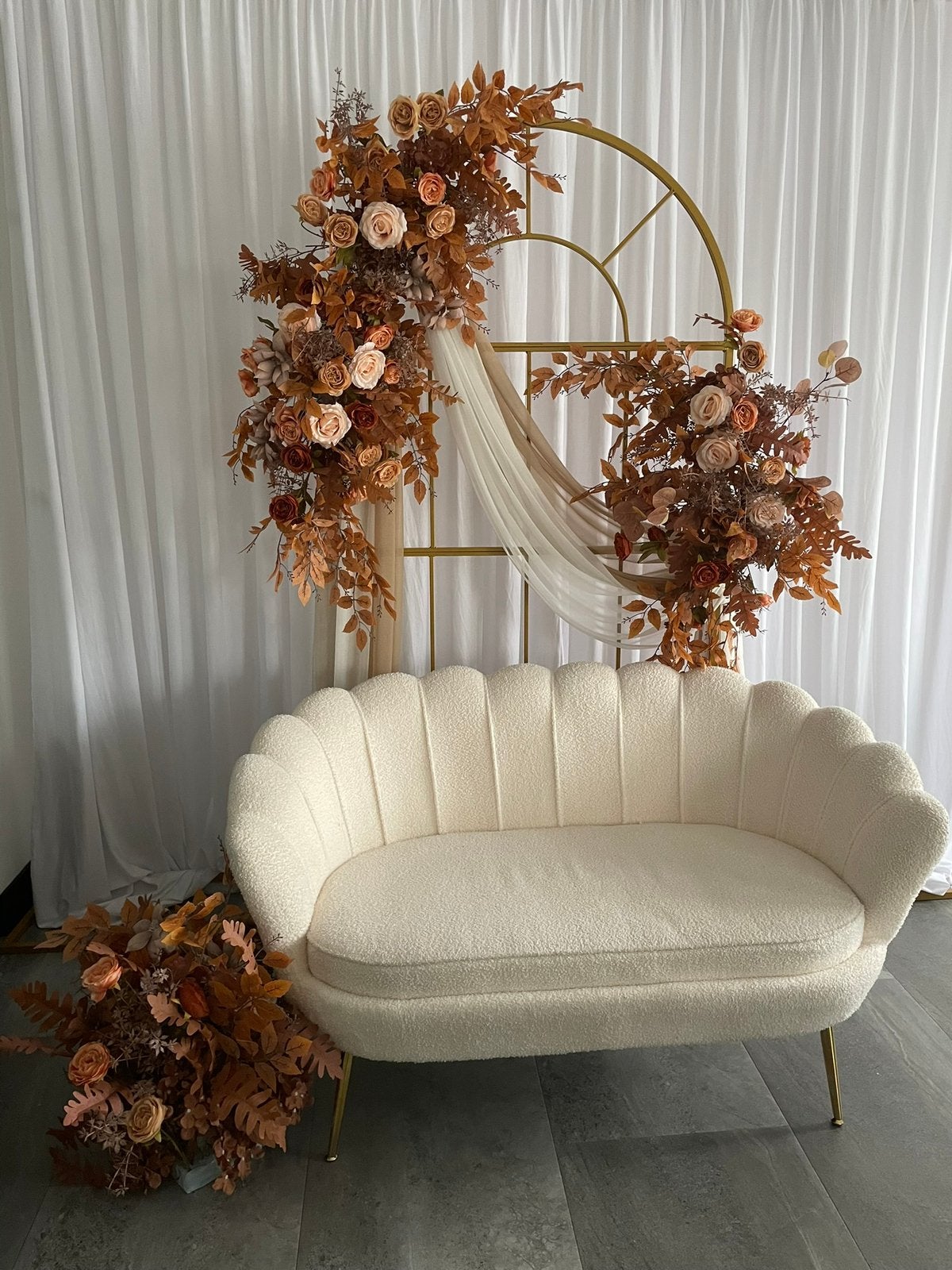 Te huur: Bridal decor backdrop bruidsbank in herfstkleur, Hobby en Vrije tijd, Feestartikelen | Verhuur, Ophalen, Zo goed als nieuw
