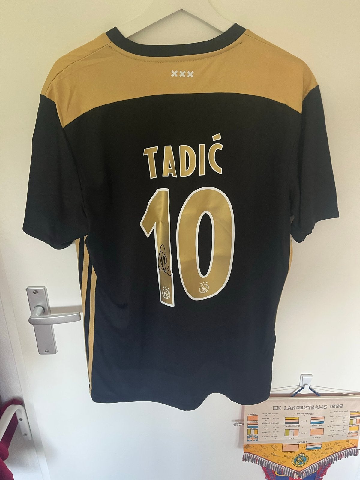 Gesigneerd Ajax 18/19 shirt Dusan Tadic + videobewijs, Verzamelen, Ophalen of Verzenden, Zo goed als nieuw, Ajax, Shirt