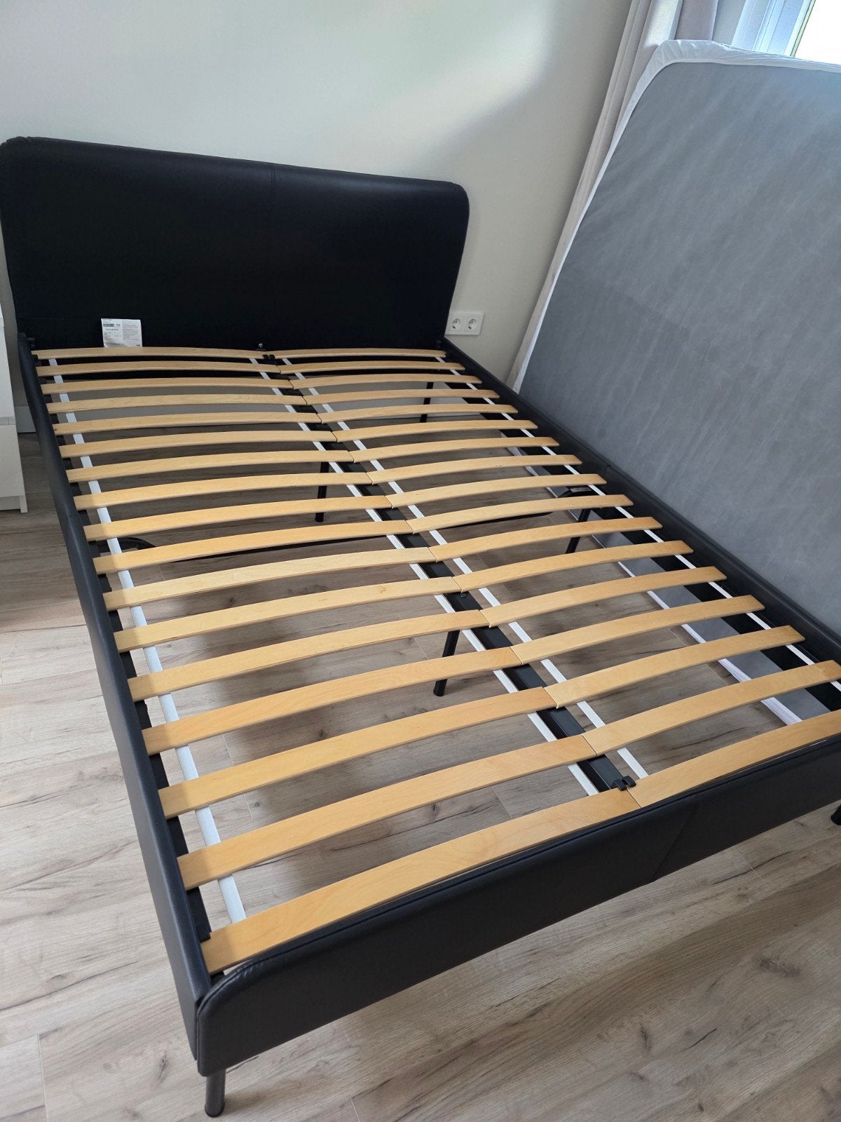 Ikea Slattum bed 140 x 200 zwart lederlook twijfelaar, Ophalen, Zwart, Nieuw, 140 cm