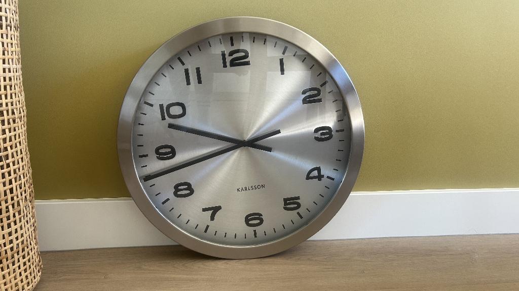 Karlsson klok 50 cm RVS, Ophalen, Gebruikt, Analoog, Wandklok