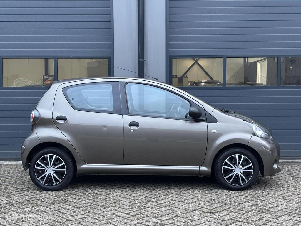Toyota Aygo 1.0 VVT-i Comfort Uitvoering // Bwj 2012, Auto's, Voorwielaandrijving, Euro 5, Bruin, 4 stoelen