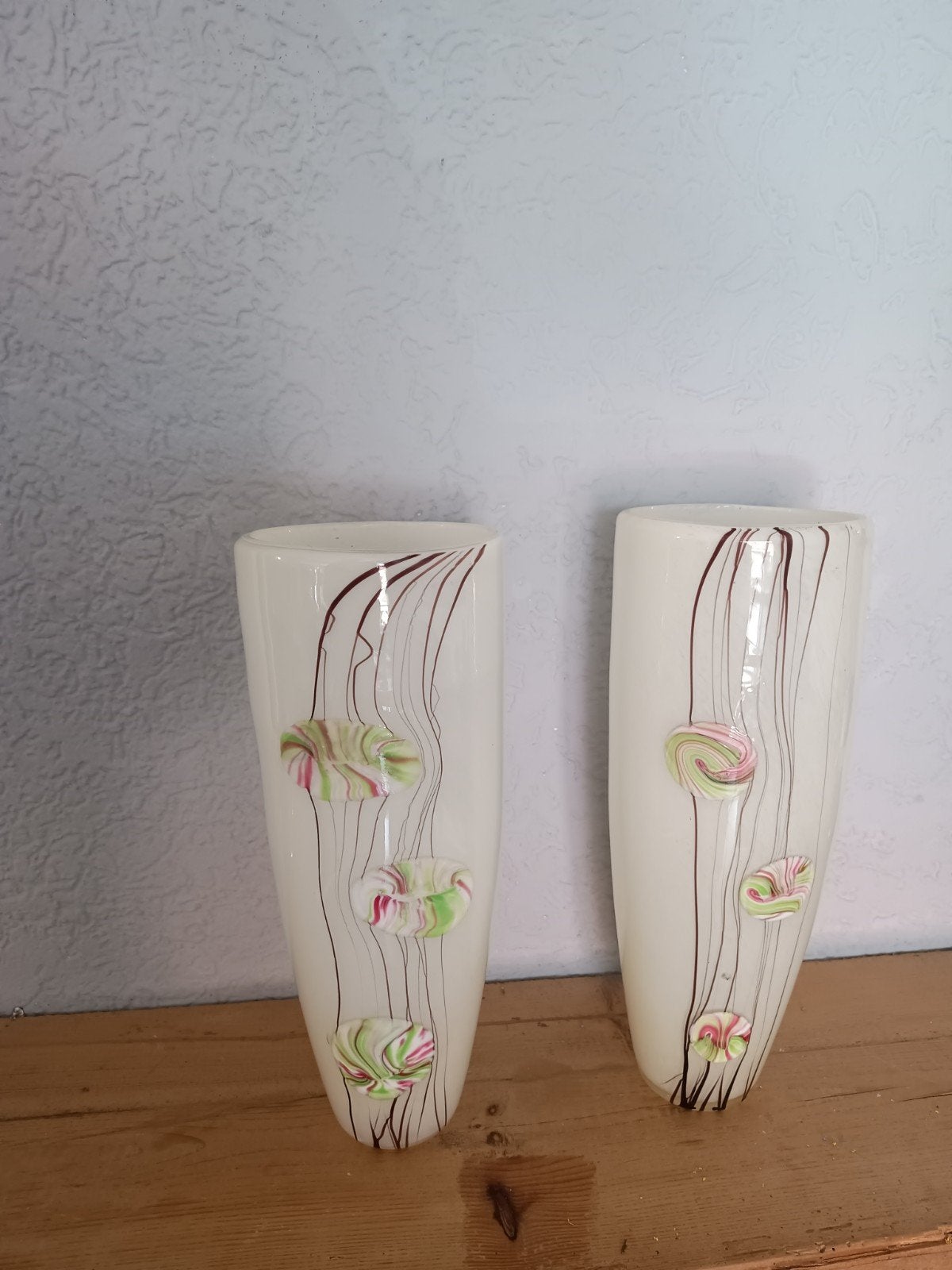 2 grote glazen witte vazen met gekleurde accenten, Ophalen, Beige, 35 cm, Handgemaakt