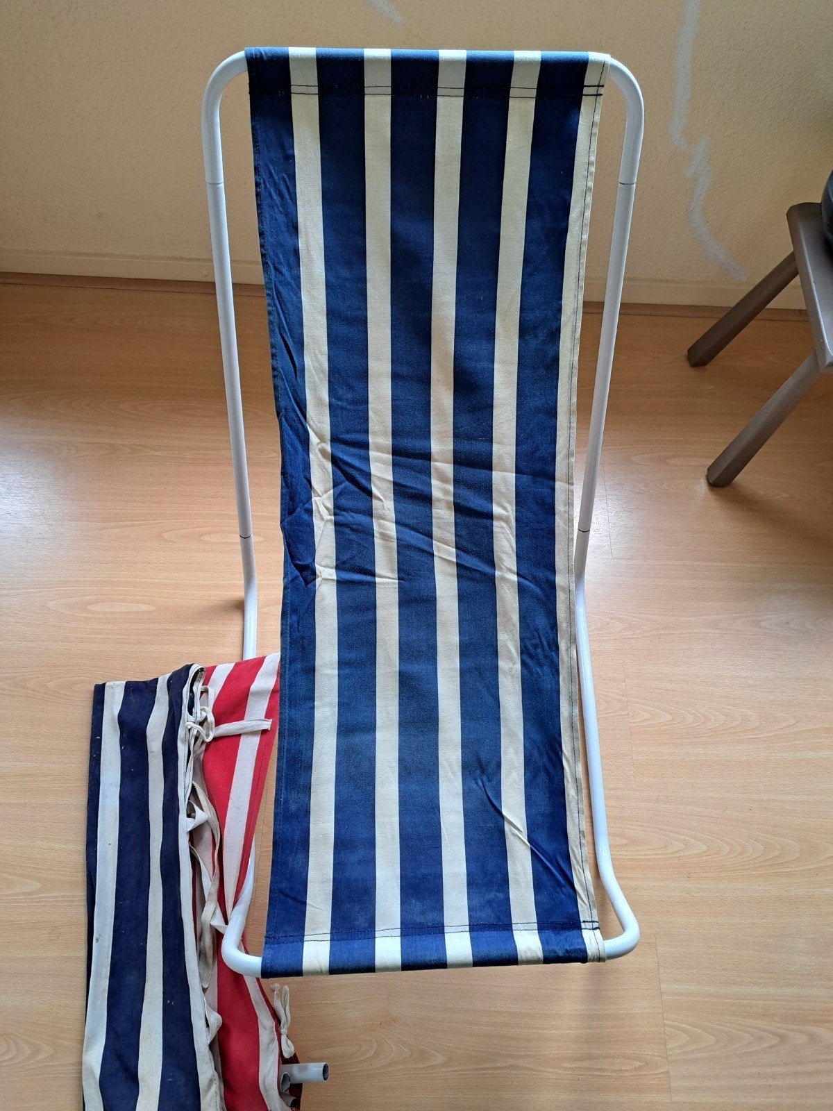 2 opvouwbare strandstoeltjes (blauw-wit en rood-wit), Ophalen of Verzenden