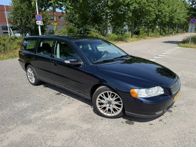 Volvo V70 2.4 170PK AUT 2006 Blauw, Auto's, 1800 kg, Zwart, Blauw, 1498 kg