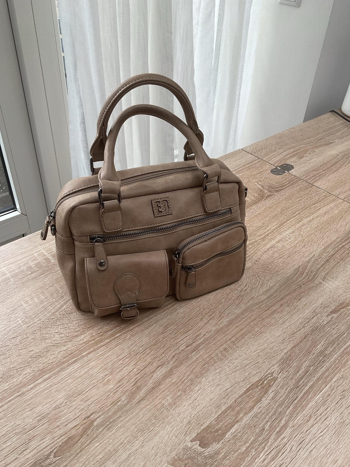 Stijlvolle handtas met meerdere vakken - 28x20x14 cm, Ophalen of Verzenden, Gebruikt, Beige, Handtas
