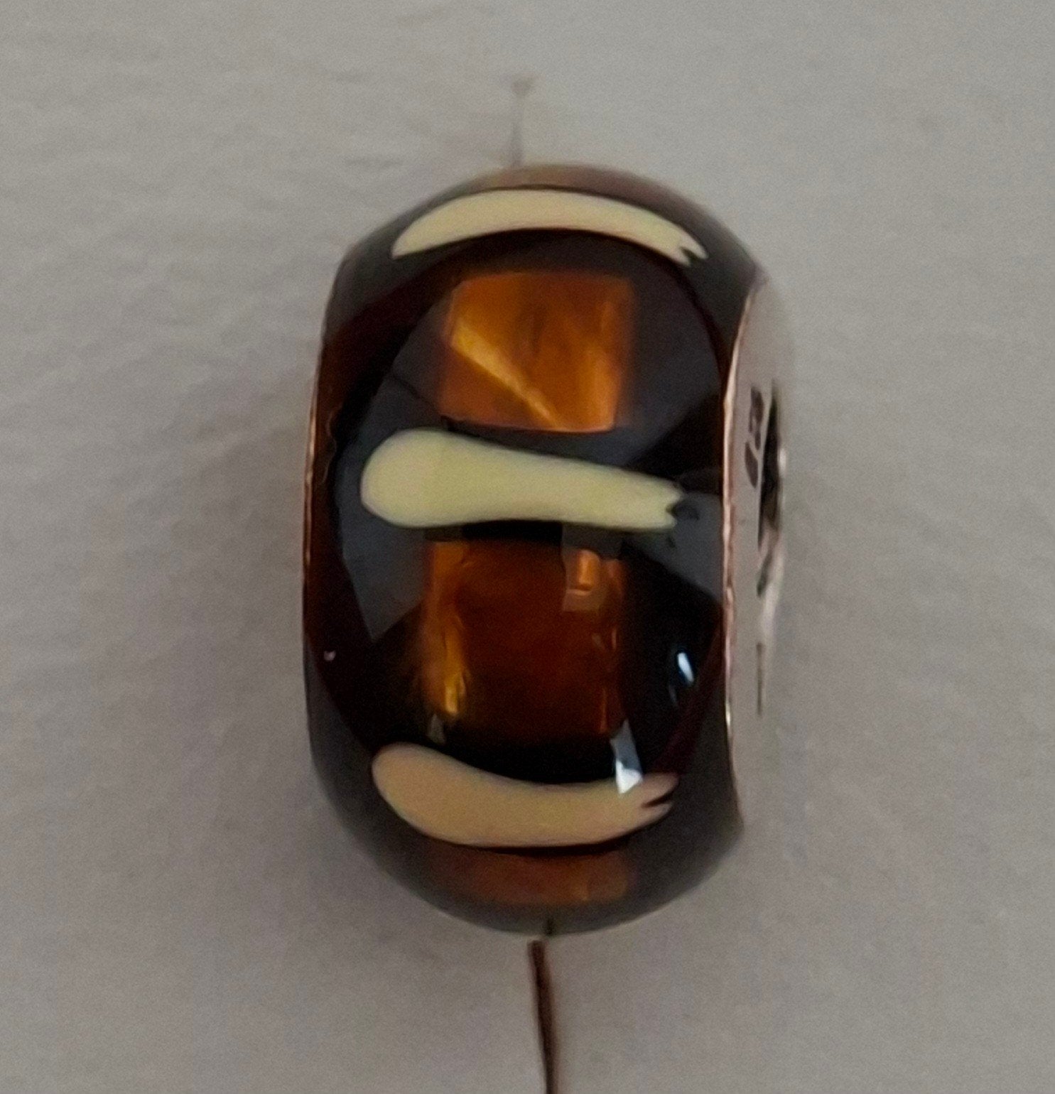 Armband bedel bruin met witte strepen, Sieraden, Tassen en Uiterlijk, Bedels, Zo goed als nieuw, Overige merken, Zilver, Ophalen of Verzenden