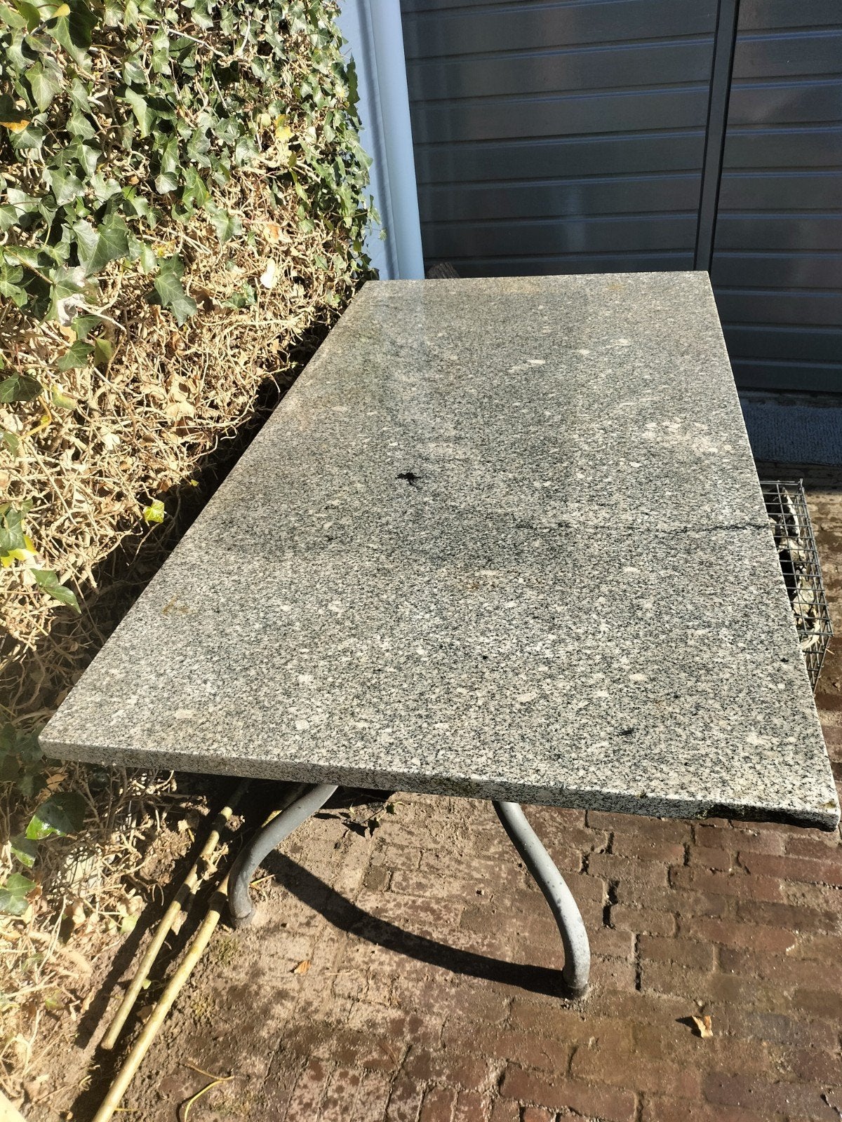 Granieten tafel met stalen onderstel. Gratis, Tuin en Terras, Tuintafels, Ophalen, Gebruikt, Rechthoekig, Overige materialen
