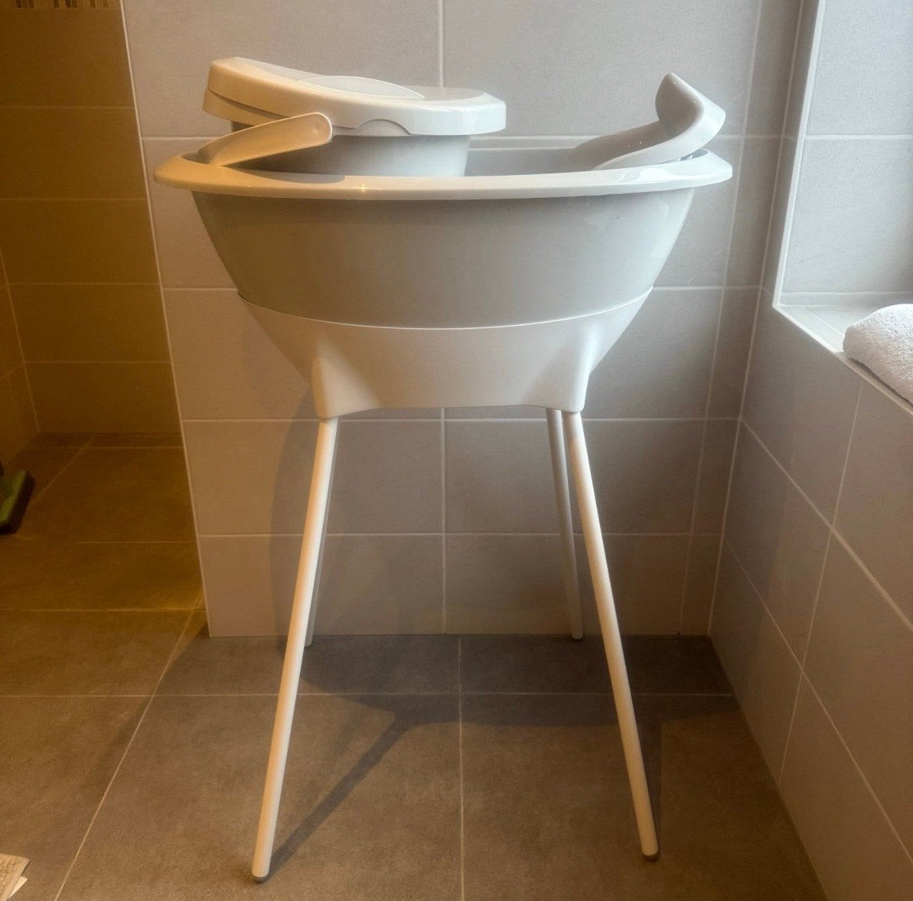 Luma Babybadje met standaard - Grijs/Wit, Zo goed als nieuw, Badje, Standaard, Ophalen