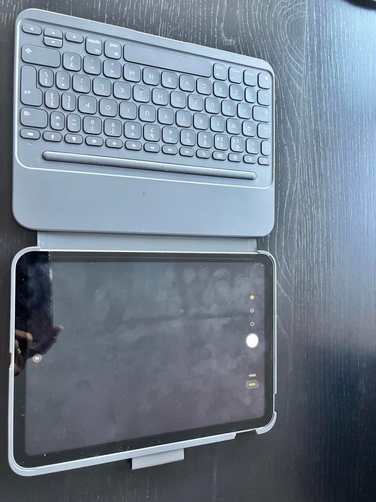 Logi tech slim folio tablet Toetsenbord, Computers en Software, Tablet-hoezen, Zo goed als nieuw, Bescherming voor- en achterkant