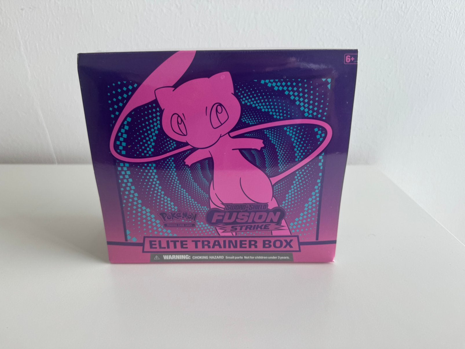 Pokémon Fusion Strike ETB Mew | Sealed | ENG, Ophalen, Zo goed als nieuw, Boosterbox