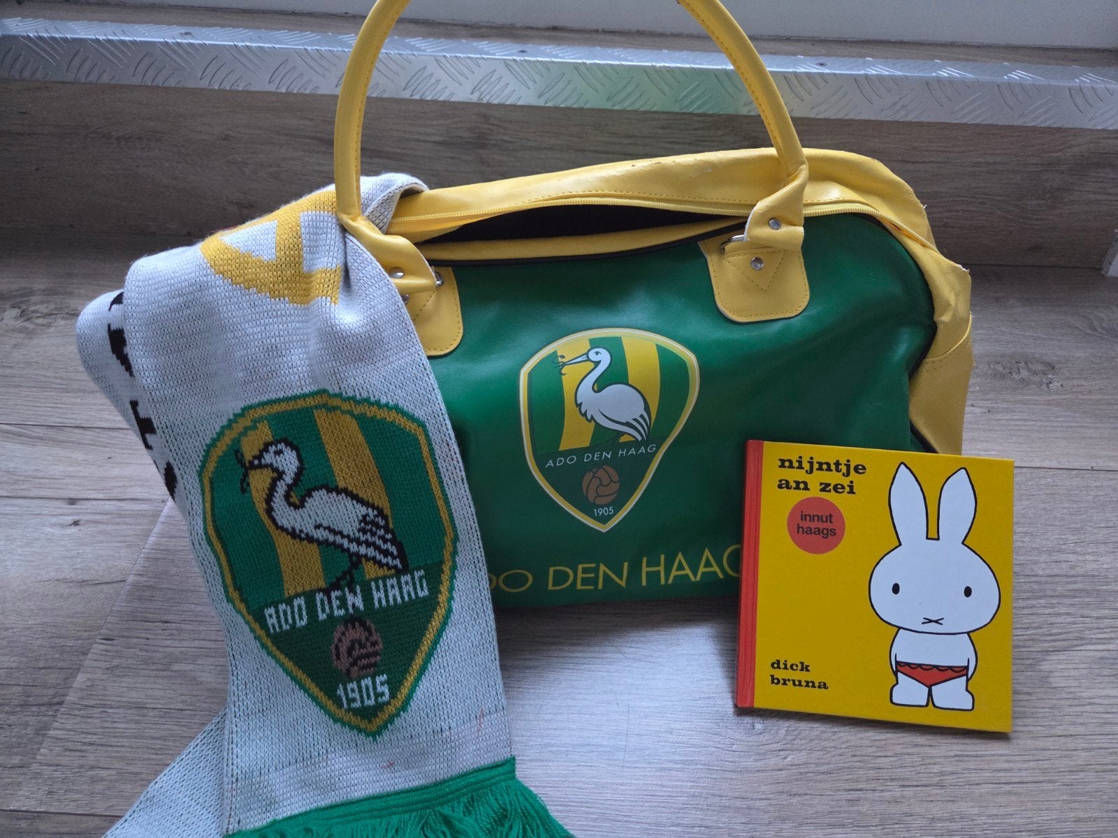 Haags pakket: ADO Den Haag tas, sjaal & Nijntje boek, Ophalen of Verzenden, Gebruikt, Overige binnenlandse clubs, Boek of Tijdschrift