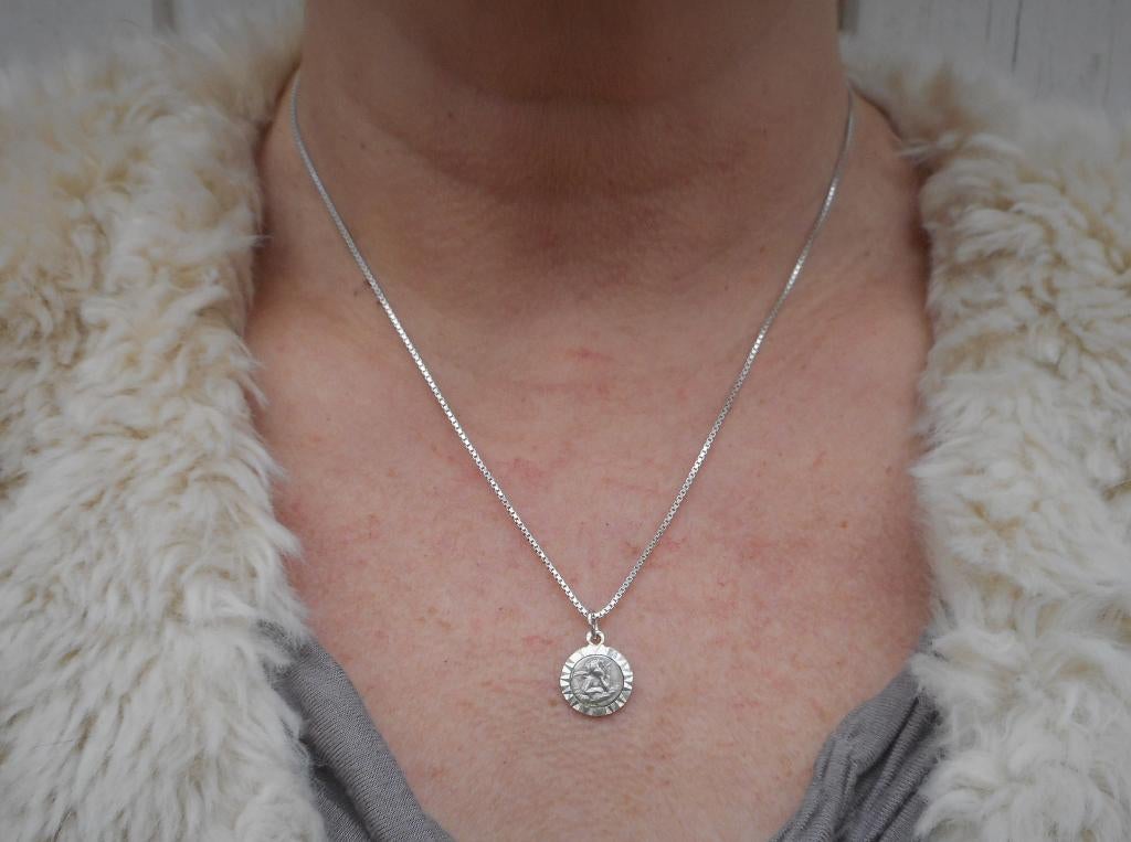 Zilveren ketting met religie hangertje nr.1073, Met hanger, Gebruikt, Verzenden, Zilver