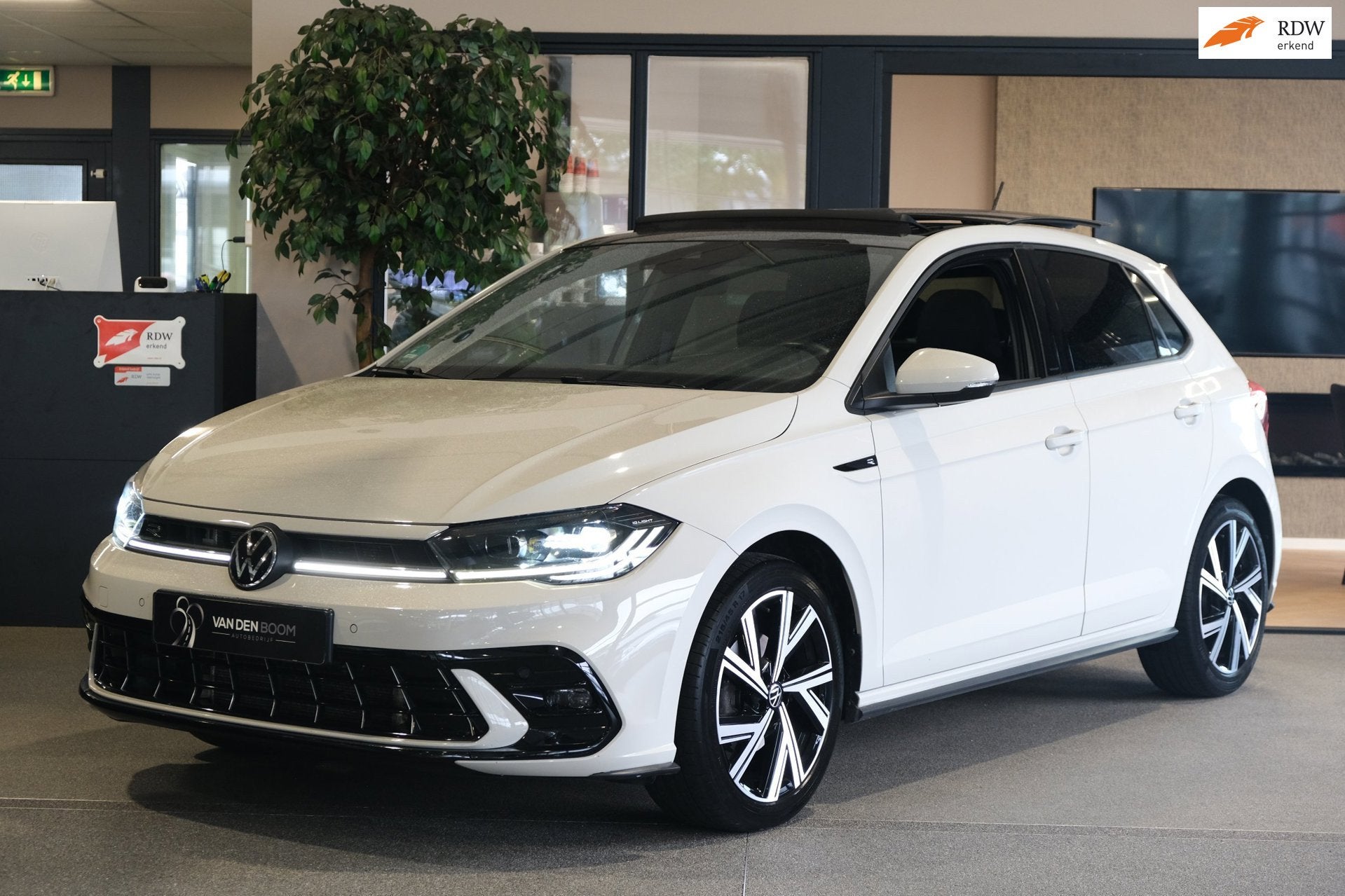 Volkswagen Polo 1.0 TSI 110PK 2x R-Line DSG Facelift Ascot P, Auto's, Dealer onderhouden, Gebruikt, Alcantara, Origineel Nederlands