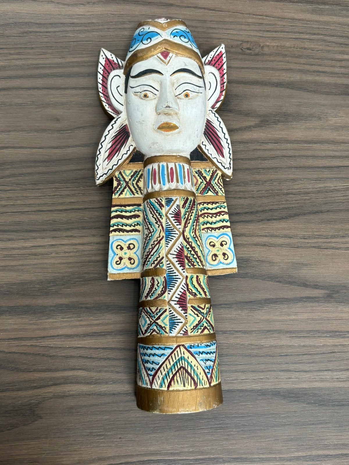 Uniek handgesneden en beschilderd houten beeld uit Indonesië, Antiek en Kunst, Hout, Handgemaakt, Ophalen of Verzenden, Meerkleurig