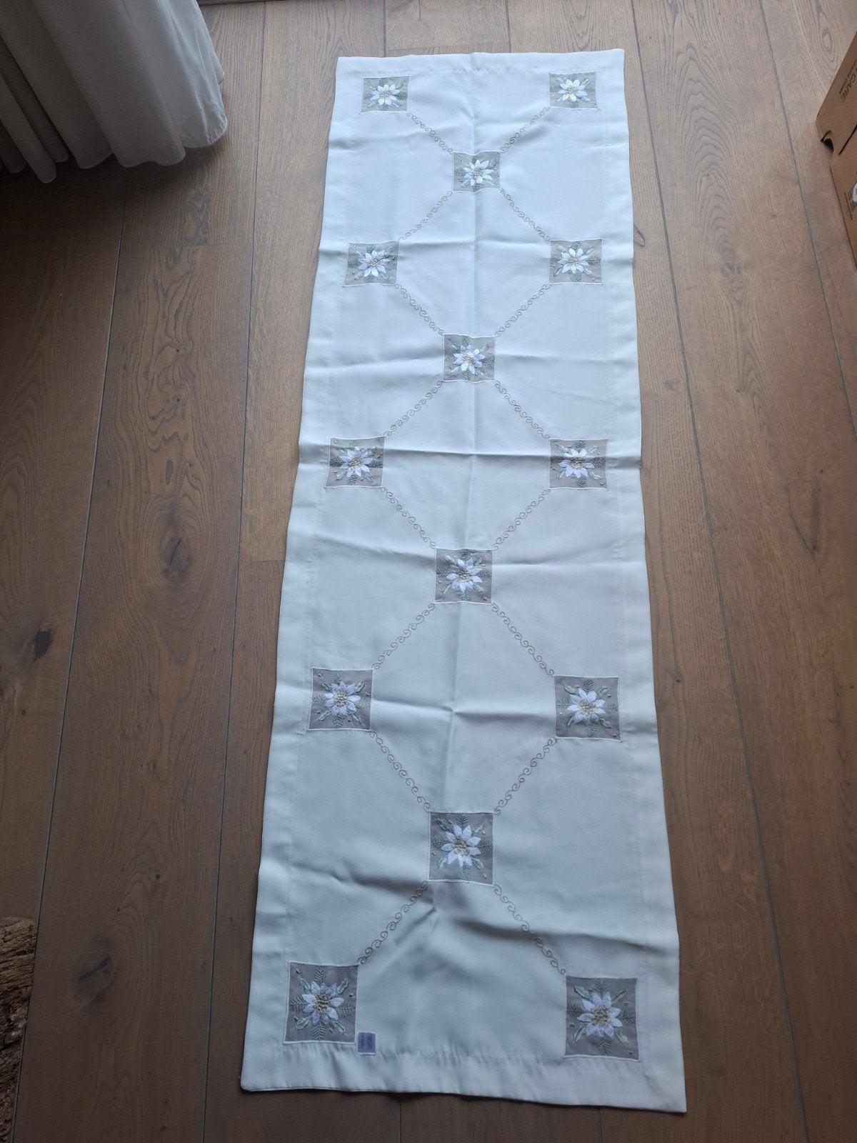 Tafelloper met geborduurde bloemen 157x50 cm, Gebruikt, Ophalen of Verzenden, Tafelloper, Geborduurd