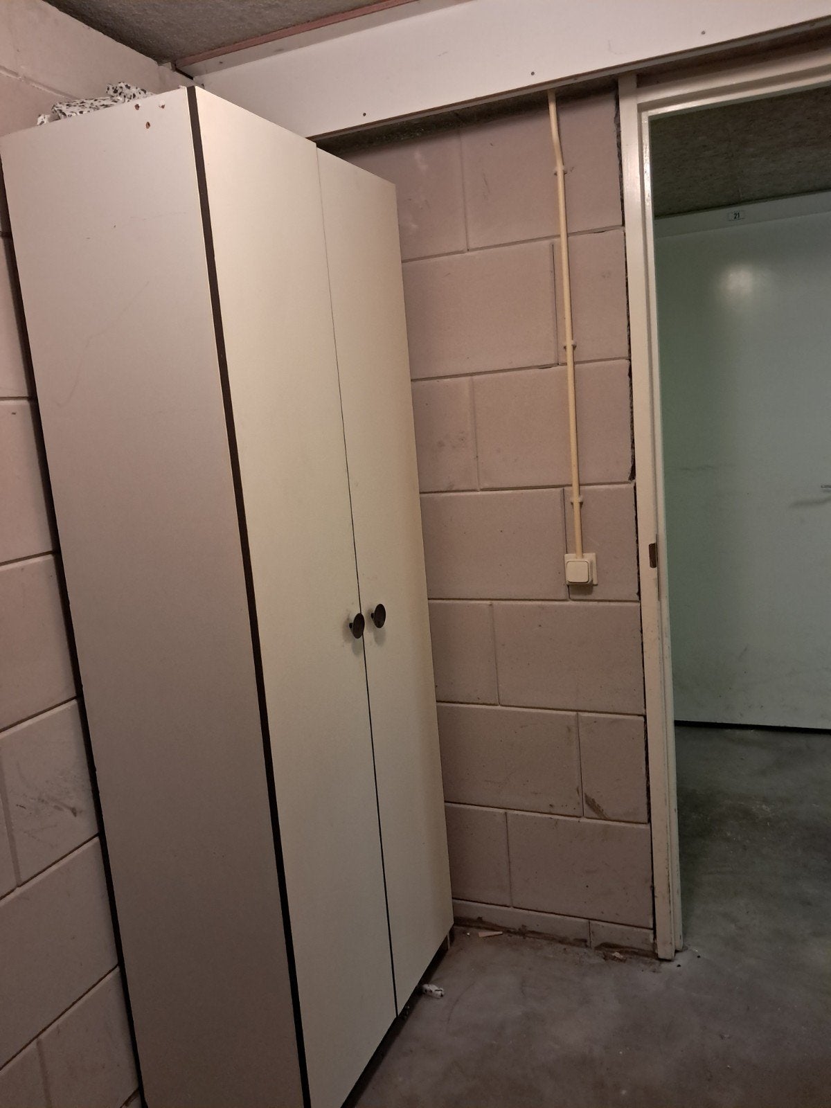 Oude kast, geschikt als voorraadkast in schuur (gratis), Huis en Inrichting, Kasten | Overige, Ophalen, Gebruikt