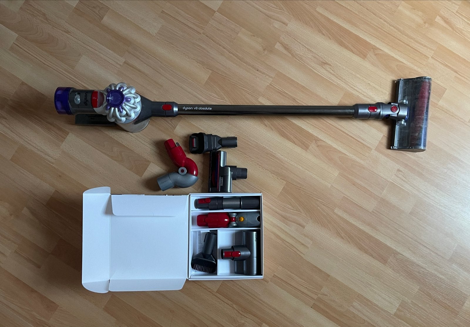 Foto 4 van Dyson V8 Absolute steelstofzuiger met accessoires