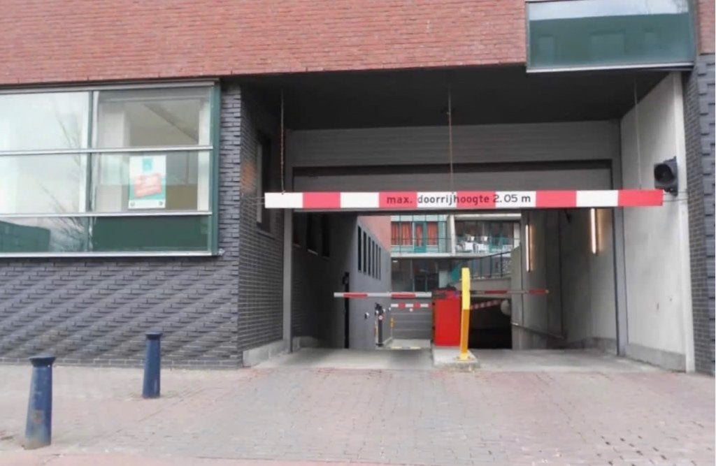 Te huur: parkeerplaats in garage, Borneolaan 5, Amsterdam, Huizen en Kamers, Garages en Parkeerplaatsen, Amsterdam