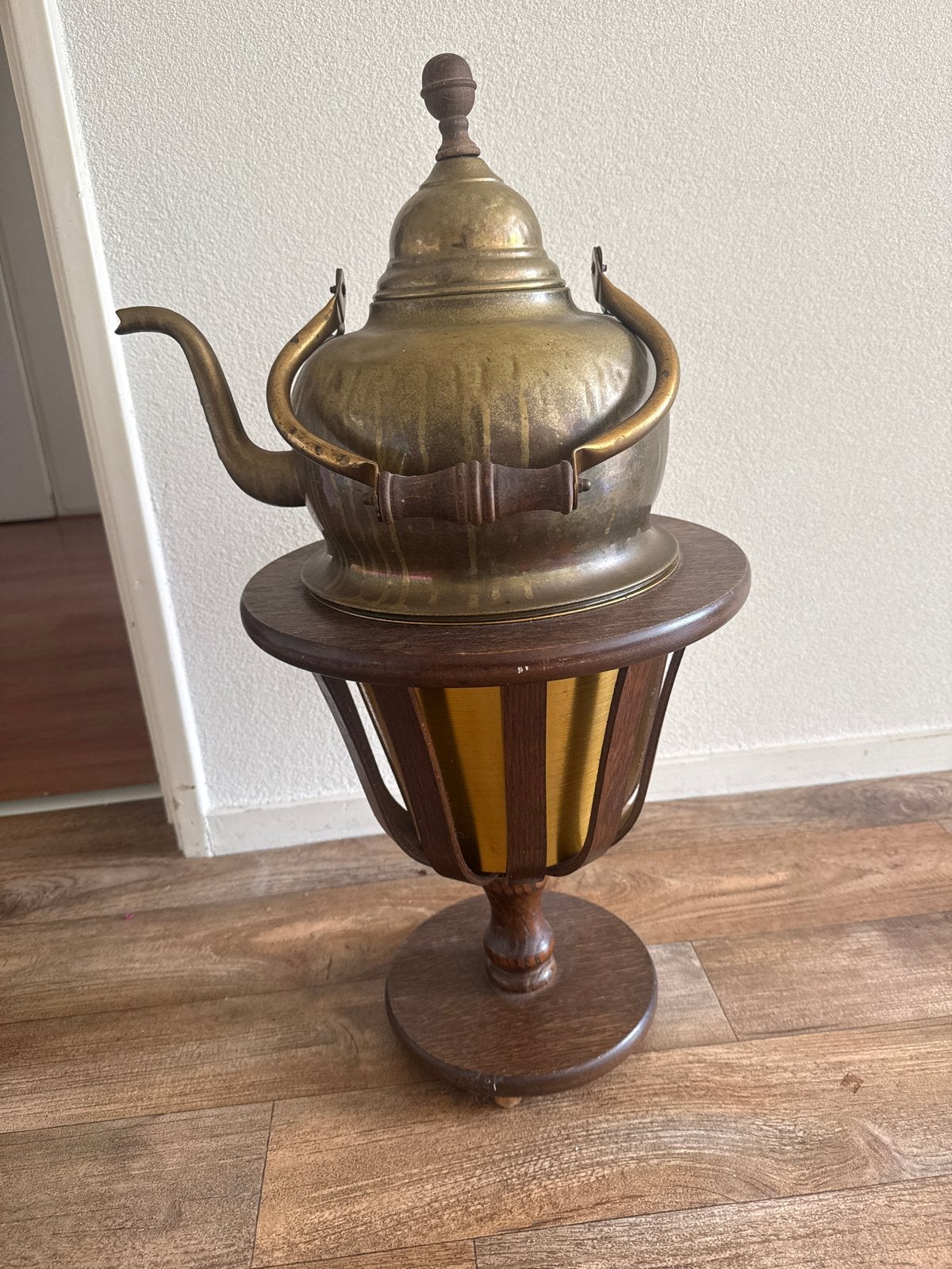 Antieke koperen theestoof met houten onderstel, Antiek en Kunst, Ophalen of Verzenden
