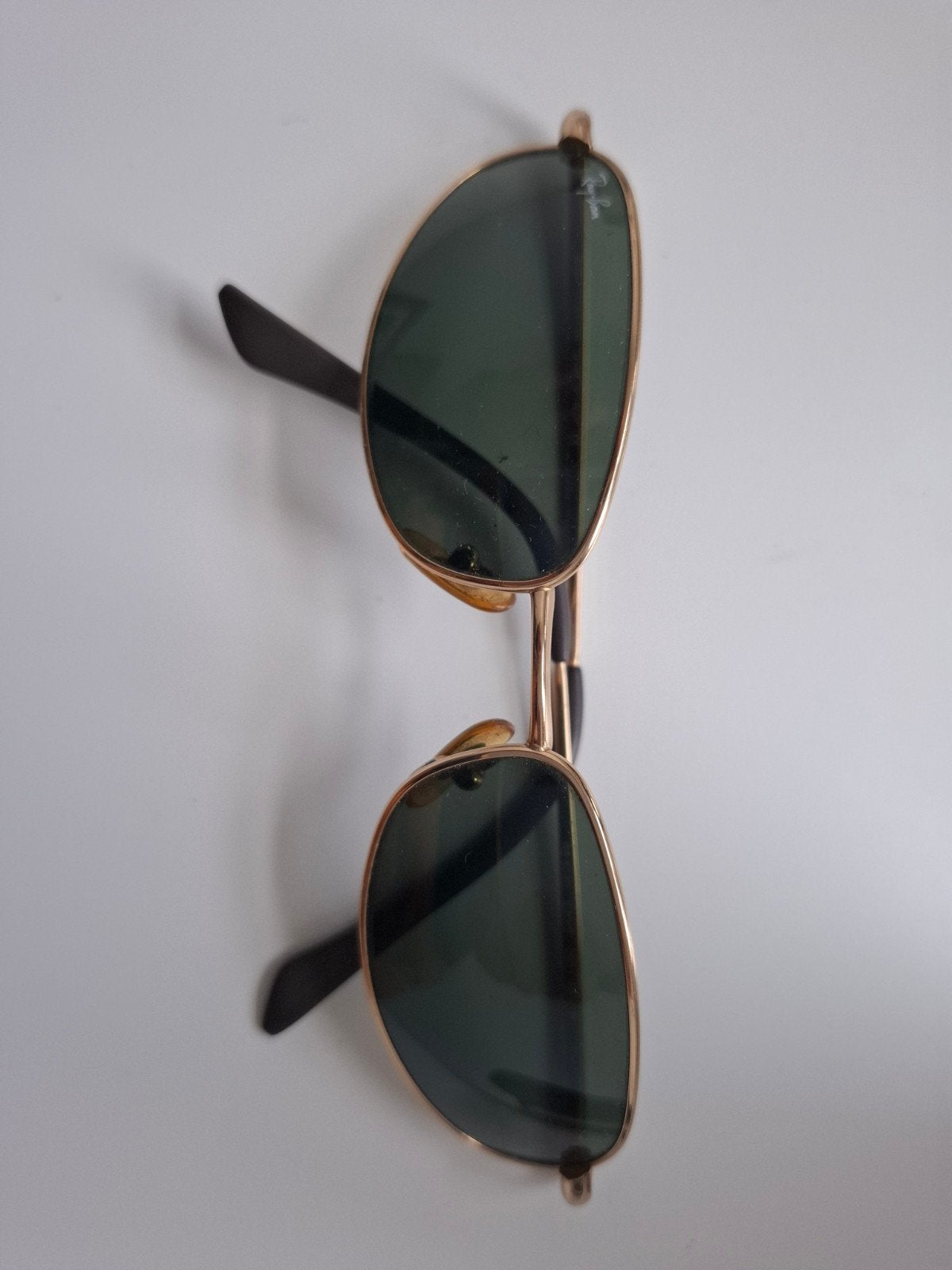 Ray-Ban Titanium Zonnebril - Goudkleurig met Groene Glazen, Sieraden, Tassen en Uiterlijk, Zonnebrillen en Brillen | Dames, Ophalen