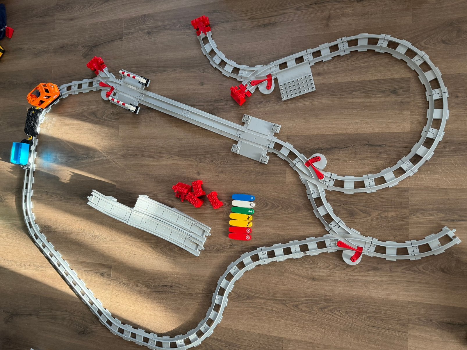 Grote partij Lego Duplo Trein: rails, wissels en kraan, Kinderen en Baby's, Ophalen of Verzenden, Zo goed als nieuw, Duplo
