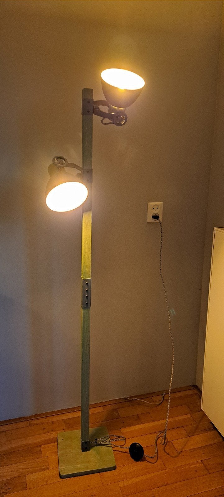 Groene houten vloerlamp met verstelbare grijze kapjes, Ophalen, Gebruikt, E27 (groot), 150 tot 200 cm