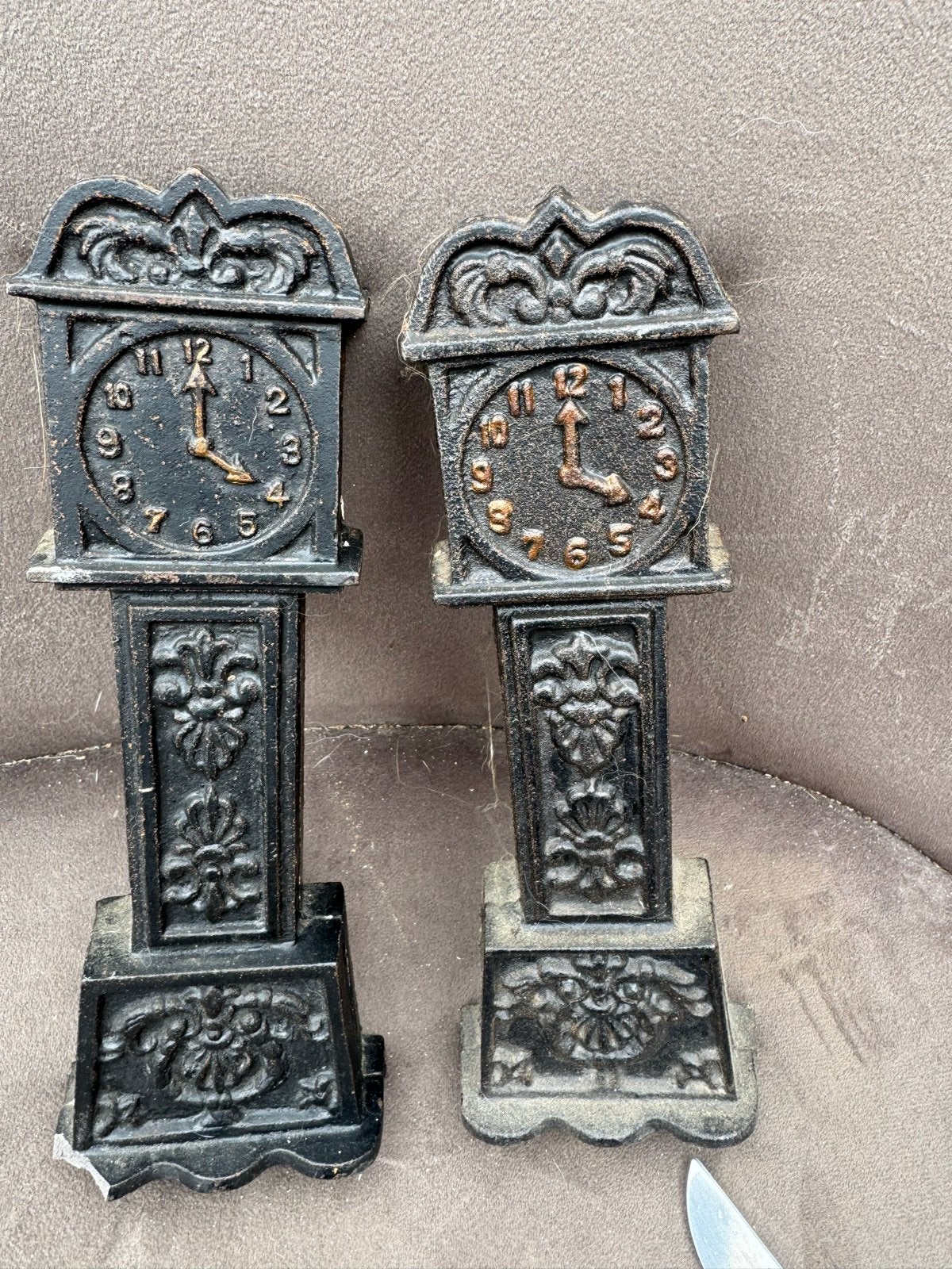 Set van 2 antieke gietijzeren staande klokken, Antiek en Kunst, Ophalen of Verzenden