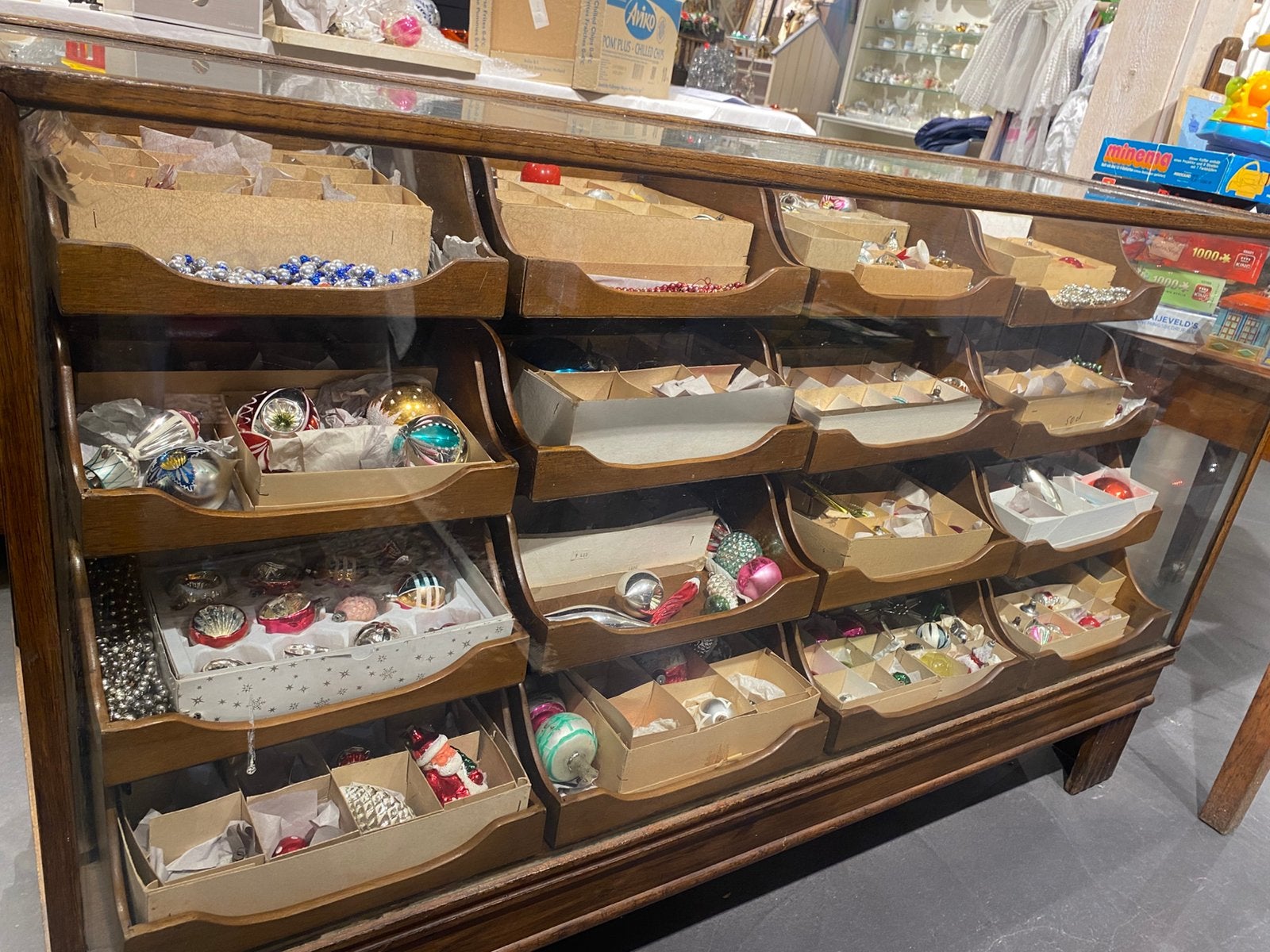 toonbank 2 met 380 antieke kerstballen kerstversiering enz, Diversen, Ophalen, Gebruikt