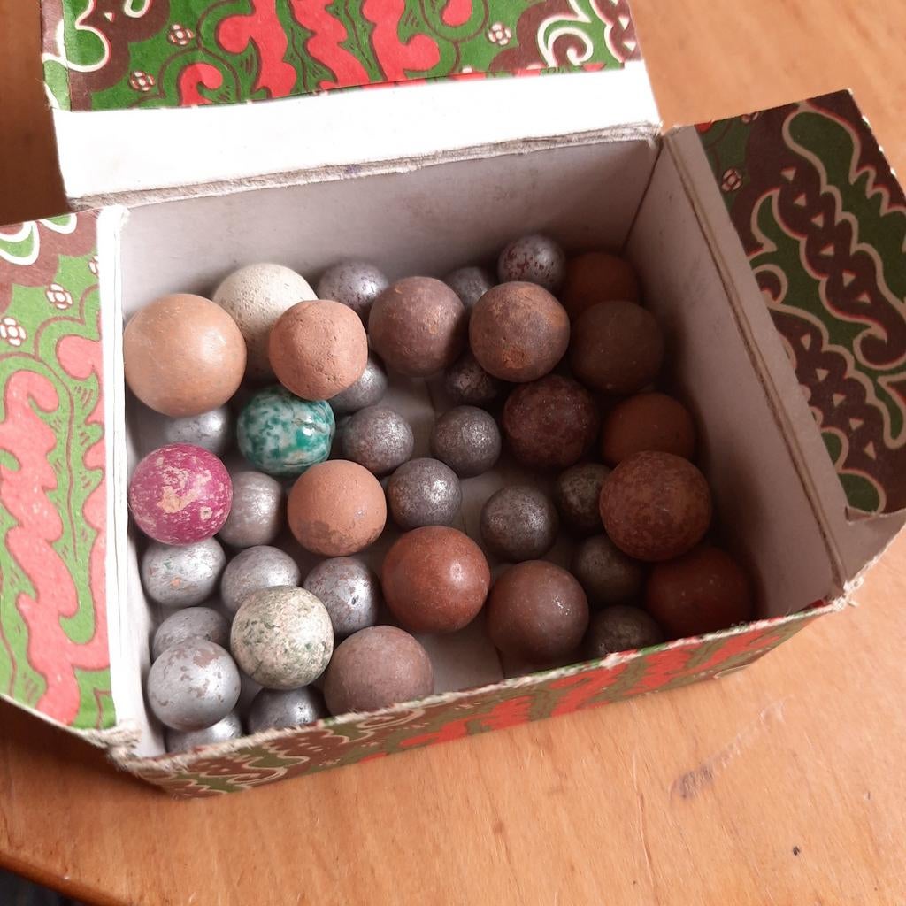 Doosje met vele Antieke Knikkers van Klei, Verzenden