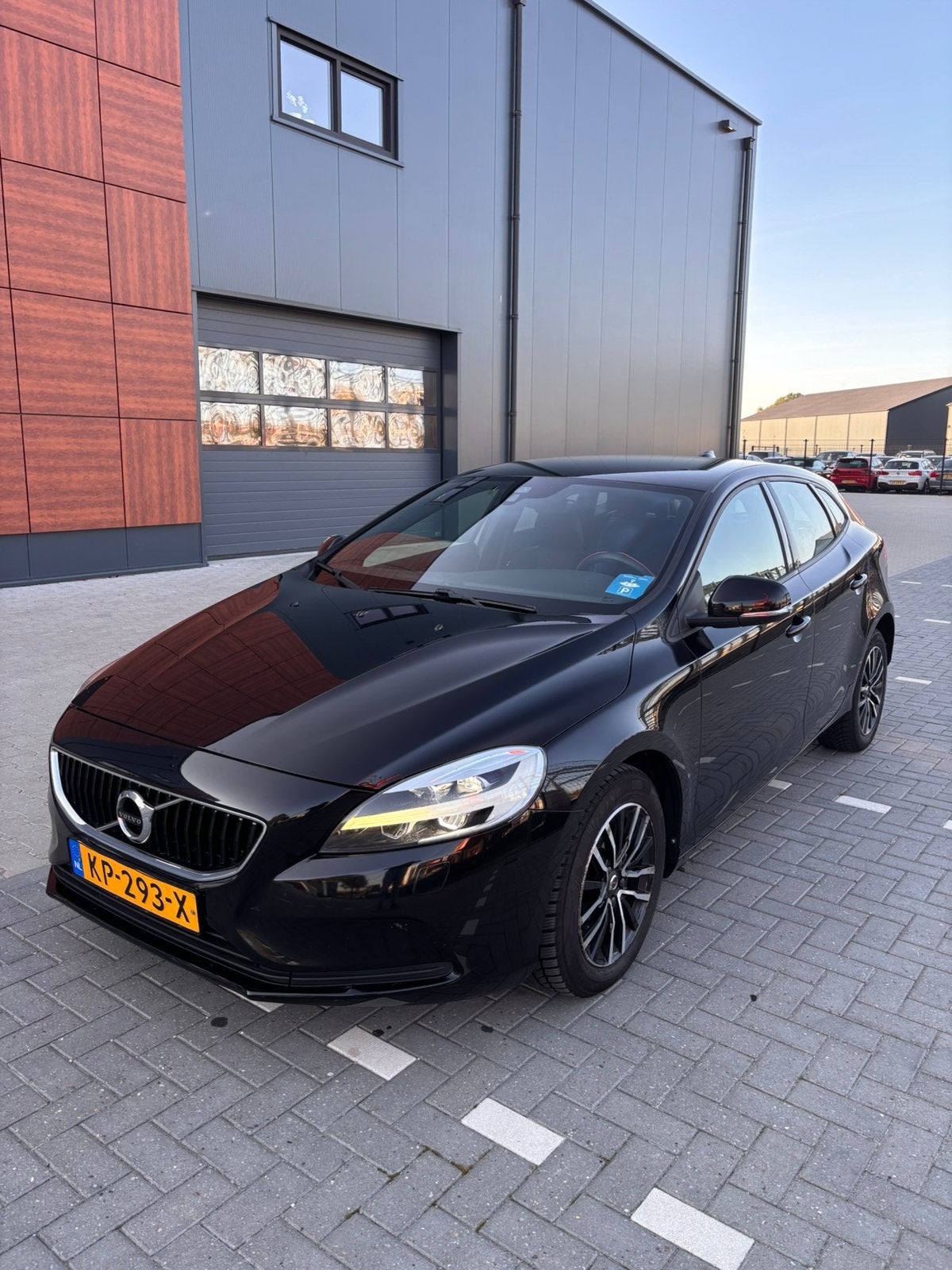 Volvo V40 2.0 D2 Nordic+ – Black on Black | APK 05-2027, Auto's, Voorwielaandrijving, Stof, 4 cilinders, Zwart