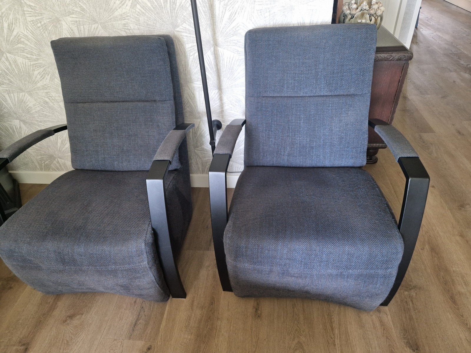 Twee comfortabele blauw/grijze stoelen met armleuningen, Ophalen, Gebruikt, Twee, Overige kleuren
