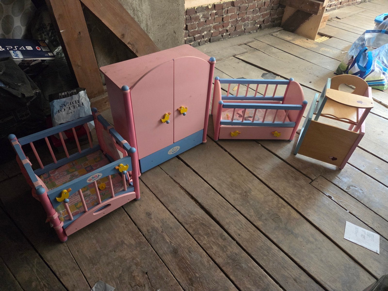 Baby Born houten meubelset: kast, box, eetstoel, Ophalen of Verzenden, Gebruikt, Babypop