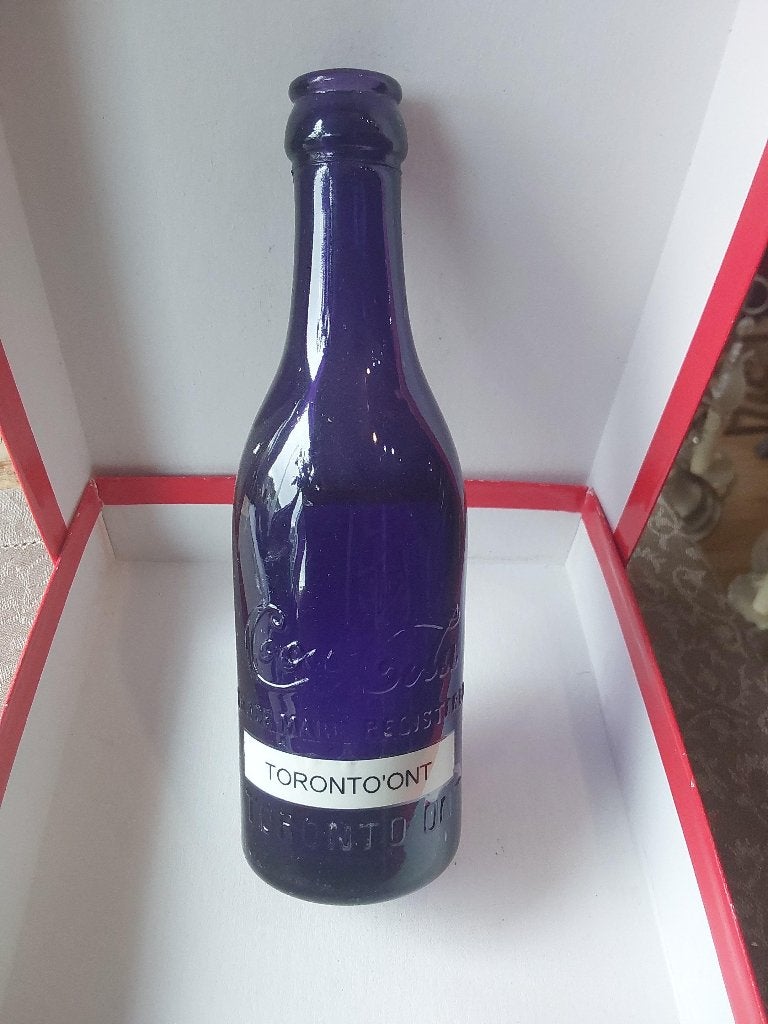 Coca Cola Fles Toronto Ont Dark Paars Mint Condition, Ophalen of Verzenden, Zo goed als nieuw, Gebruiksvoorwerp