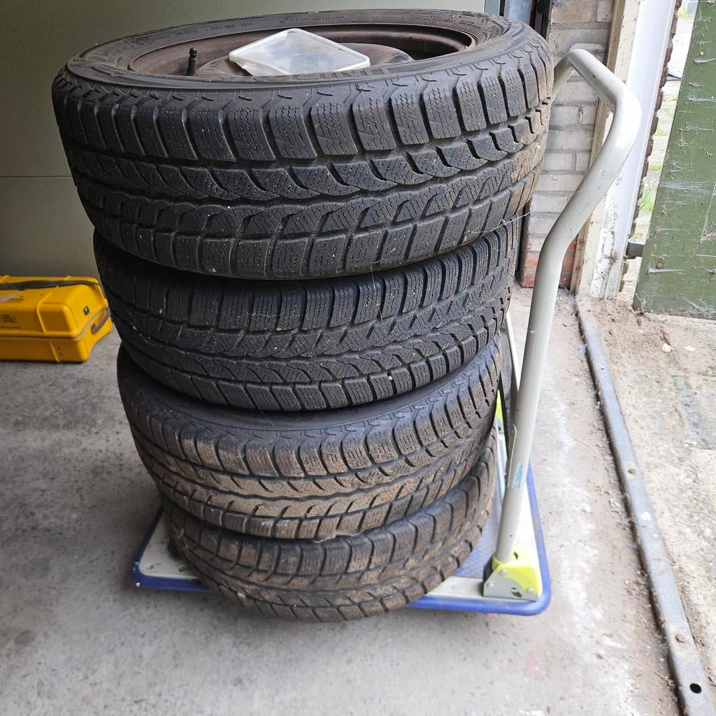 Set van 4 Uniroyal winterbanden op stalen velgen 205/55 R16, Ophalen, Gebruikt, 16 inch, Banden en Velgen