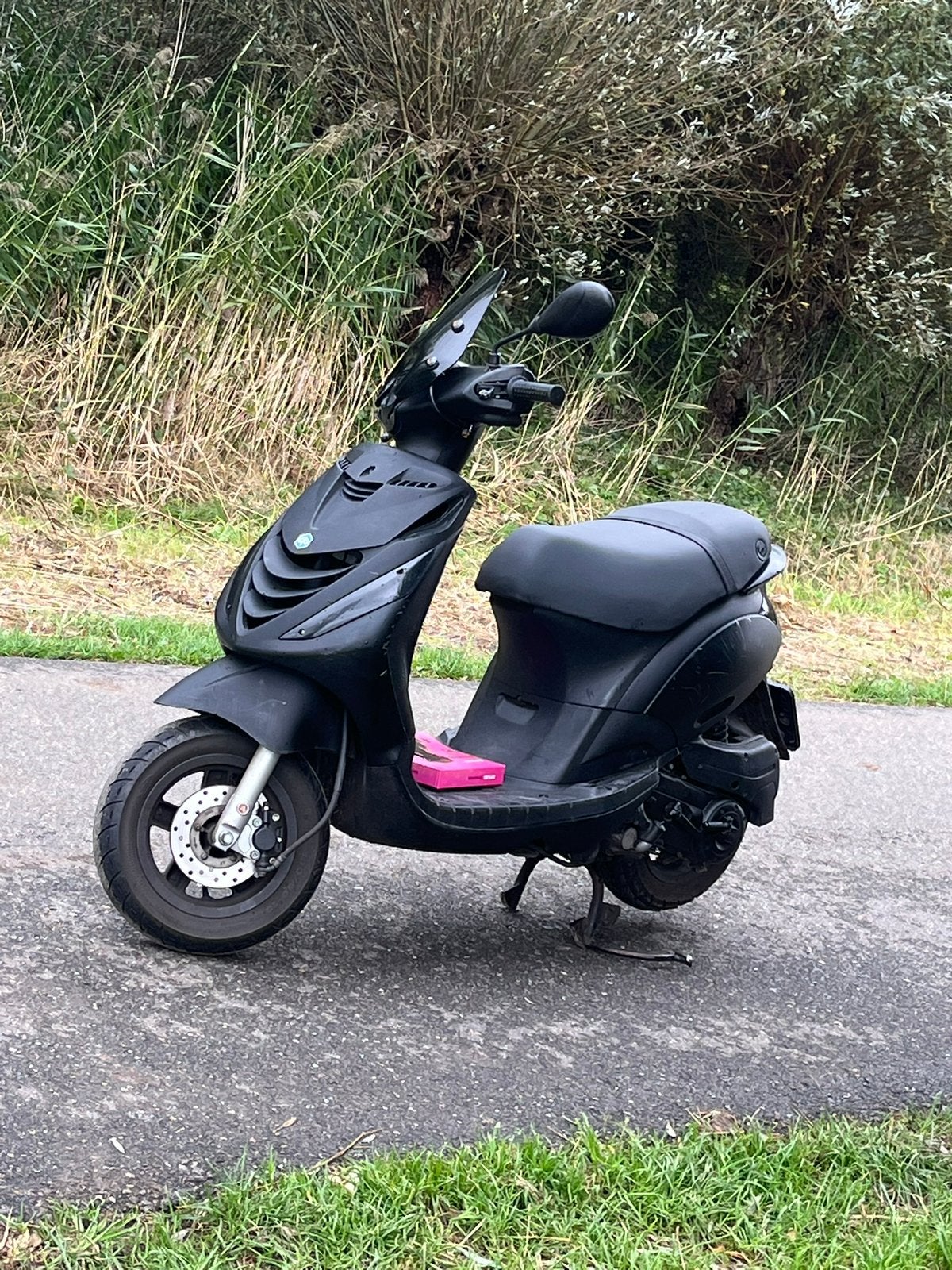 ‼️PIAGGIO ZIP 2016 80cc Matt Zwart‼️ 3de eigenaar‼️, Fietsen en Brommers, Scooters | Piaggio, Ophalen, Zip, Zo goed als nieuw