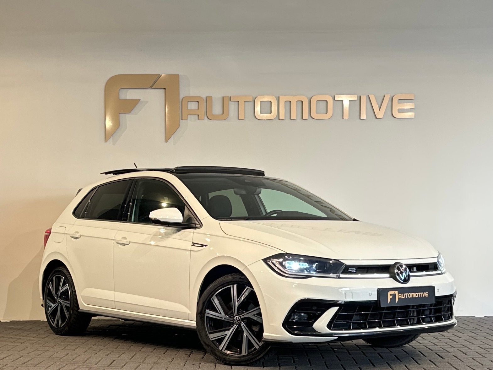 Volkswagen POLO 1.0 TSI R-Line Pano|Camera|IQ|Stoelverwarmin, Gebruikt, Euro 6, Wit, Bedrijf