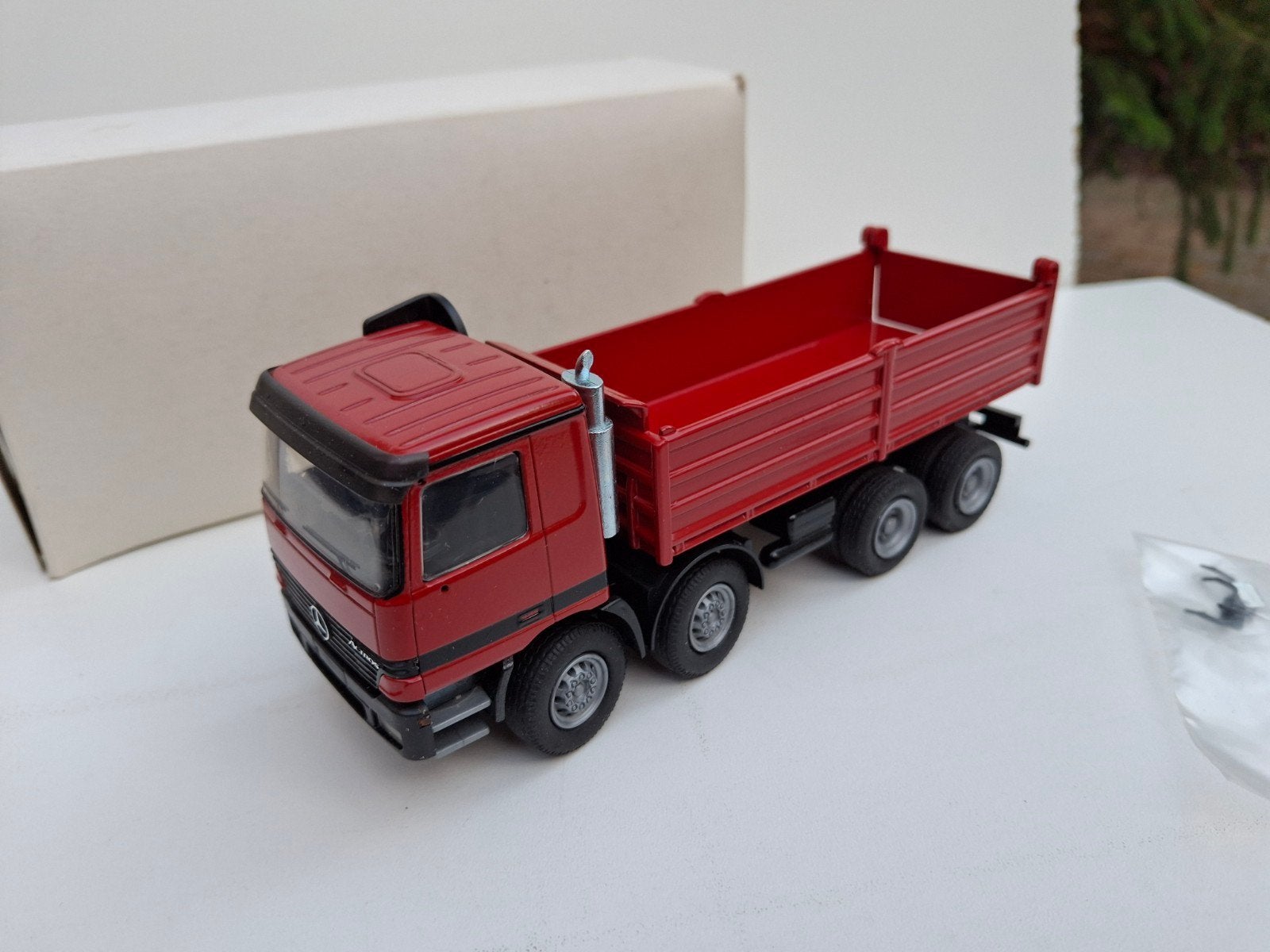 MERCEDES BENZ ACTROS 4 ACHS KIPPER 1:50, Ophalen of Verzenden, Zo goed als nieuw, Bus of Vrachtwagen