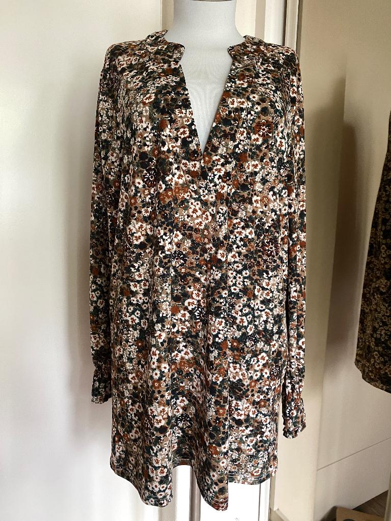 tuniek Exxcellent 46 beige/groen travel, Kleding | Dames, Grote Maten, Blouse of Tuniek, Ophalen of Verzenden, Zo goed als nieuw
