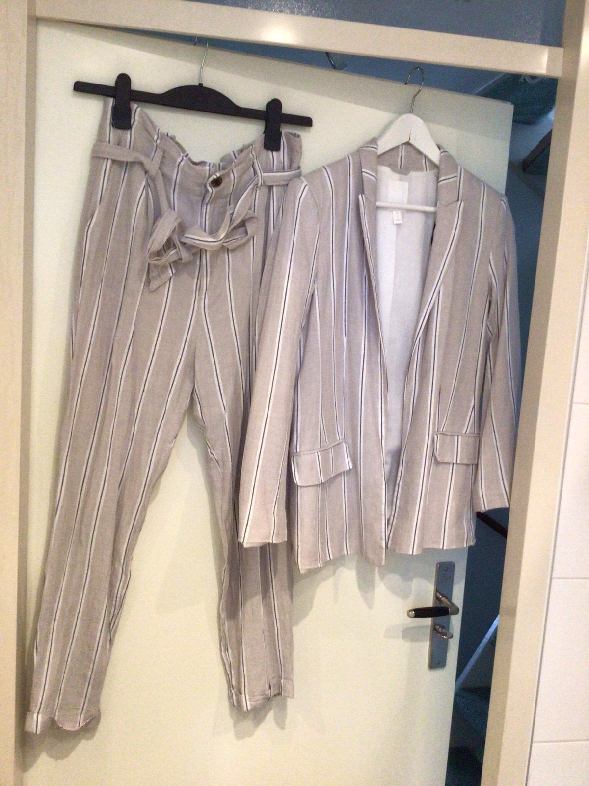 Damespak, broek en jasje, linnen H&M mt M streepje wit /zand, Ophalen of Verzenden, Zo goed als nieuw, Maat 38/40 (M)
