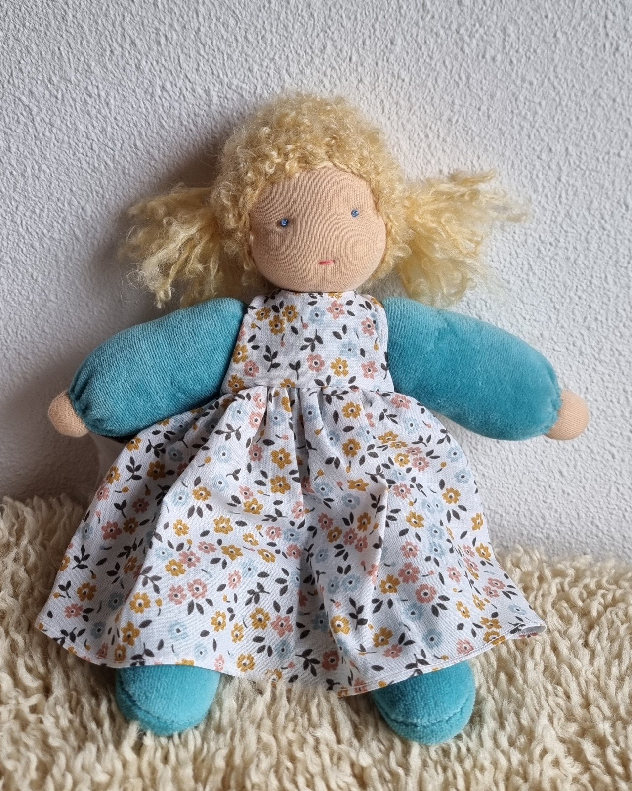Schattige knuffelpop met bloemenjurk, Ophalen of Verzenden, Nieuw, Overige typen