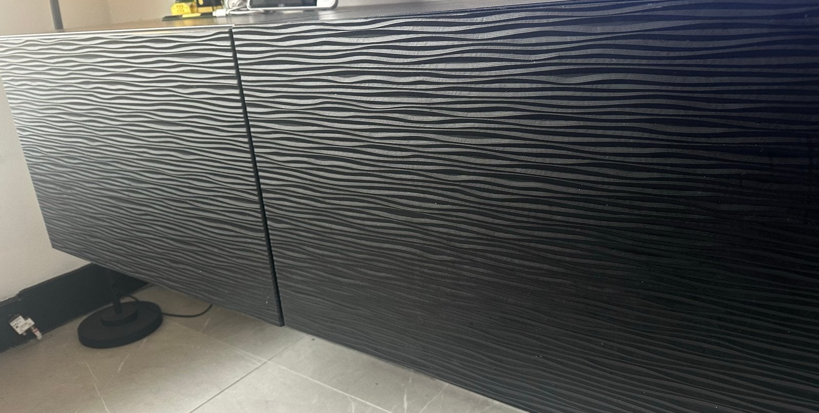 Foto 5 van Zwart zwevend tv-meubel met golvend design
