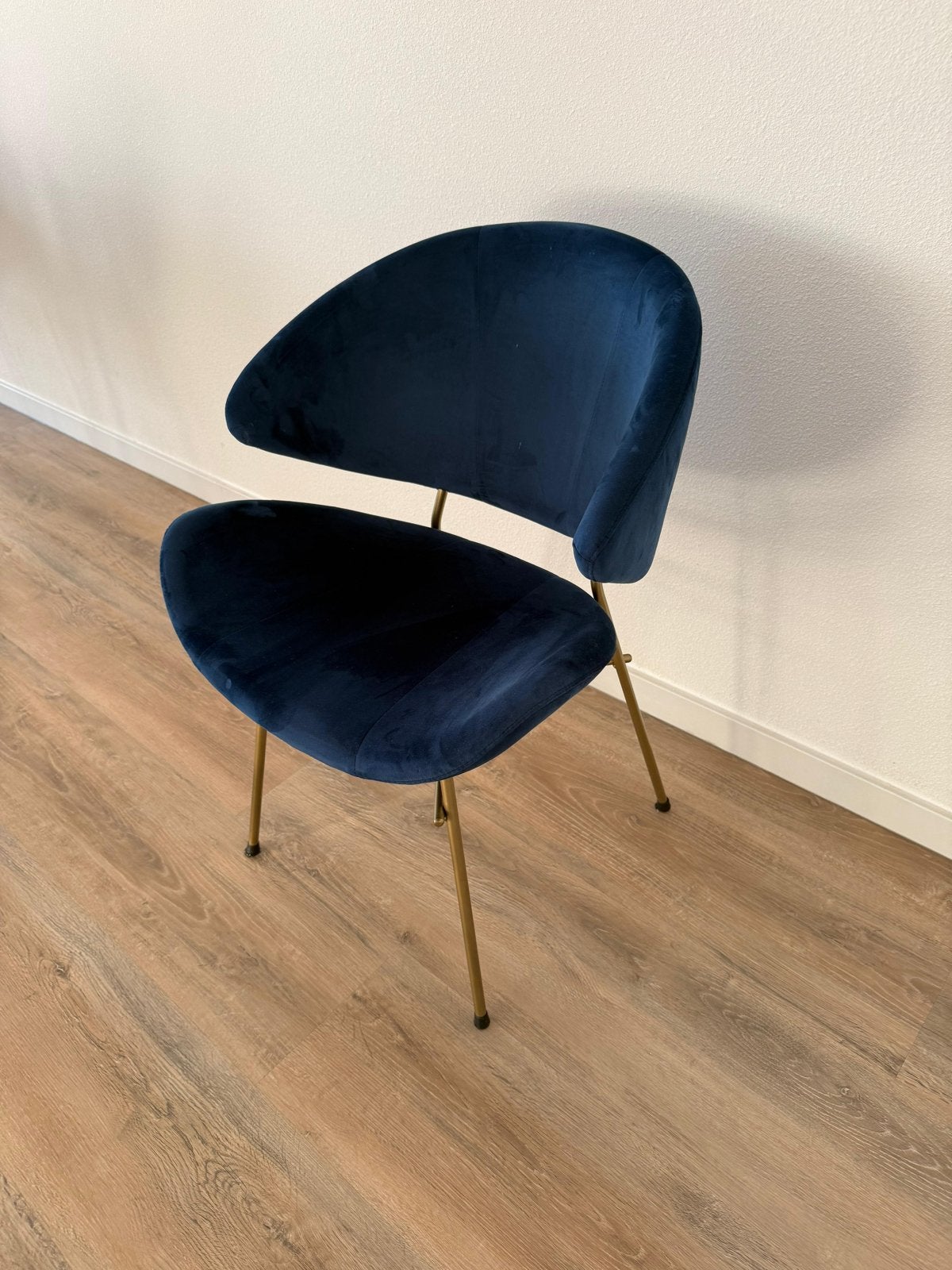 2x IKER CHERI Velours stoelen marineblauw met messing poten, Ophalen, Twee, Blauw, Zo goed als nieuw
