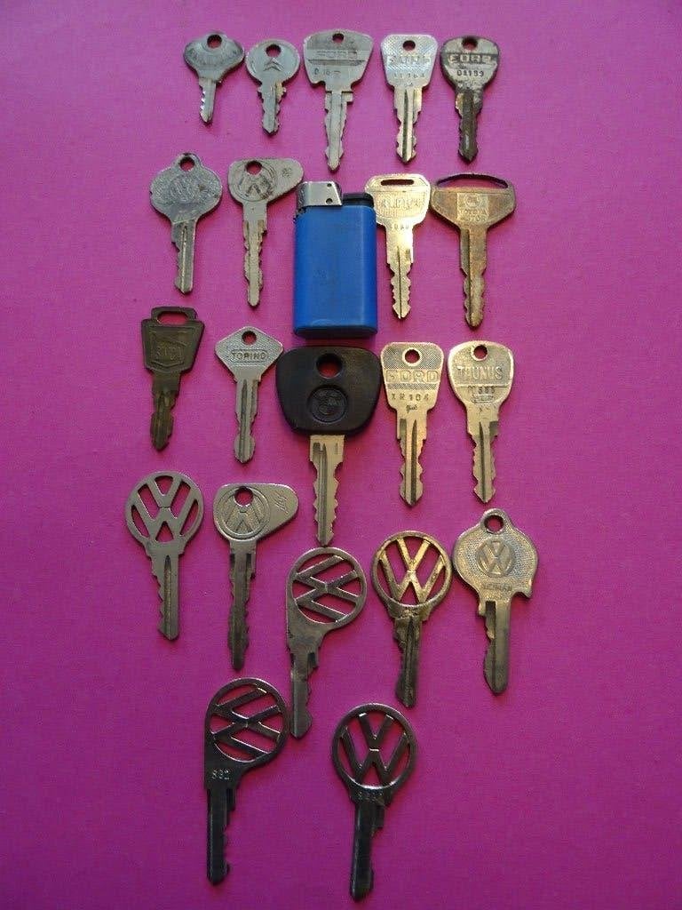 21 OUDE ANTIEKE AUTO SLEUTELS VW FORD KEVER OLDTIMER SLEUTEL, Ophalen of Verzenden