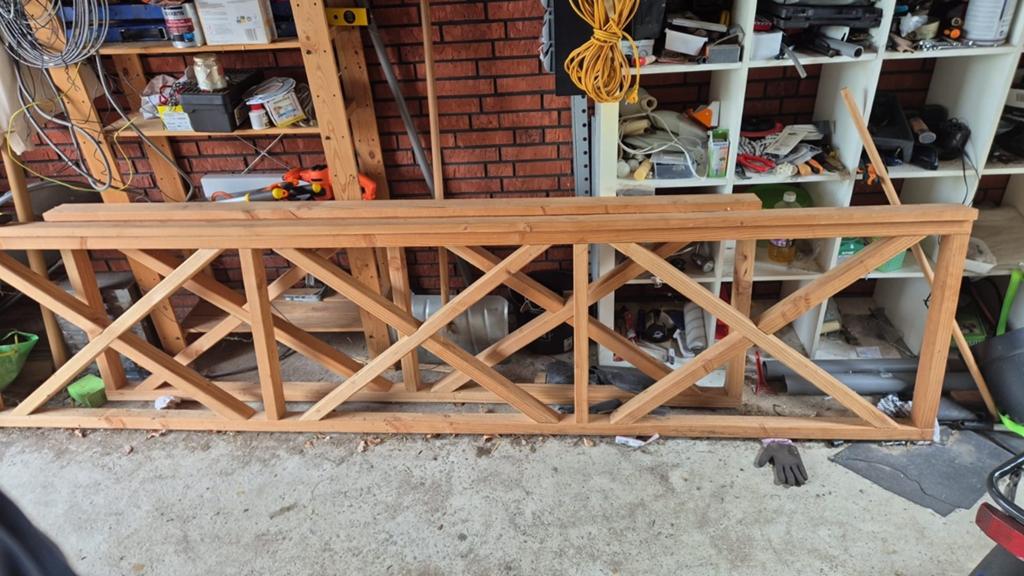 2 Douglas houten veranda kruishekken - 320 en 227,5 cm, Ophalen
