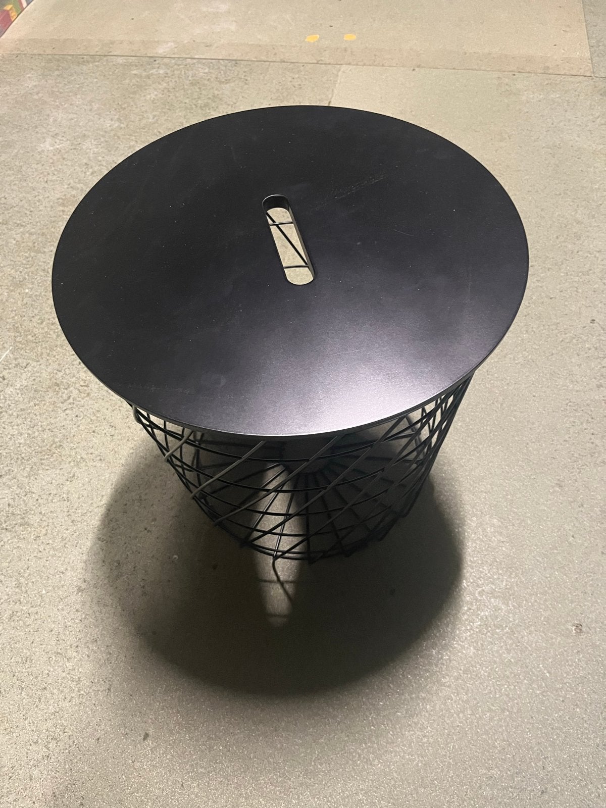 Zwarte metalen bijzettafel/opbergmand (Ikea Kvistbro), Huis en Inrichting, Ophalen, Minder dan 45 cm, Minder dan 55 cm, Gebruikt