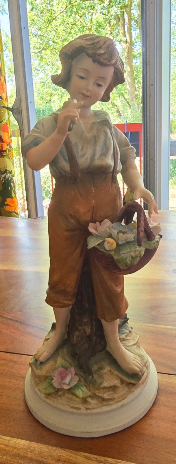 AKITA by Kowa porseleinen beeld  Jongen met bloemenmand 23cm, Ophalen of Verzenden, Zo goed als nieuw, Mens