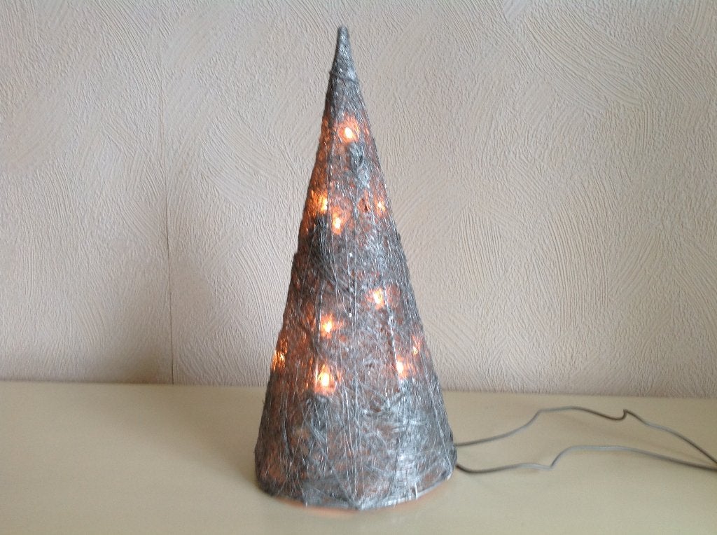 Zilverkleurige kegelmodel tafellamp met kleine lampjes erin, Ophalen of Verzenden, Zo goed als nieuw, Overige materialen, Minder dan 50 cm