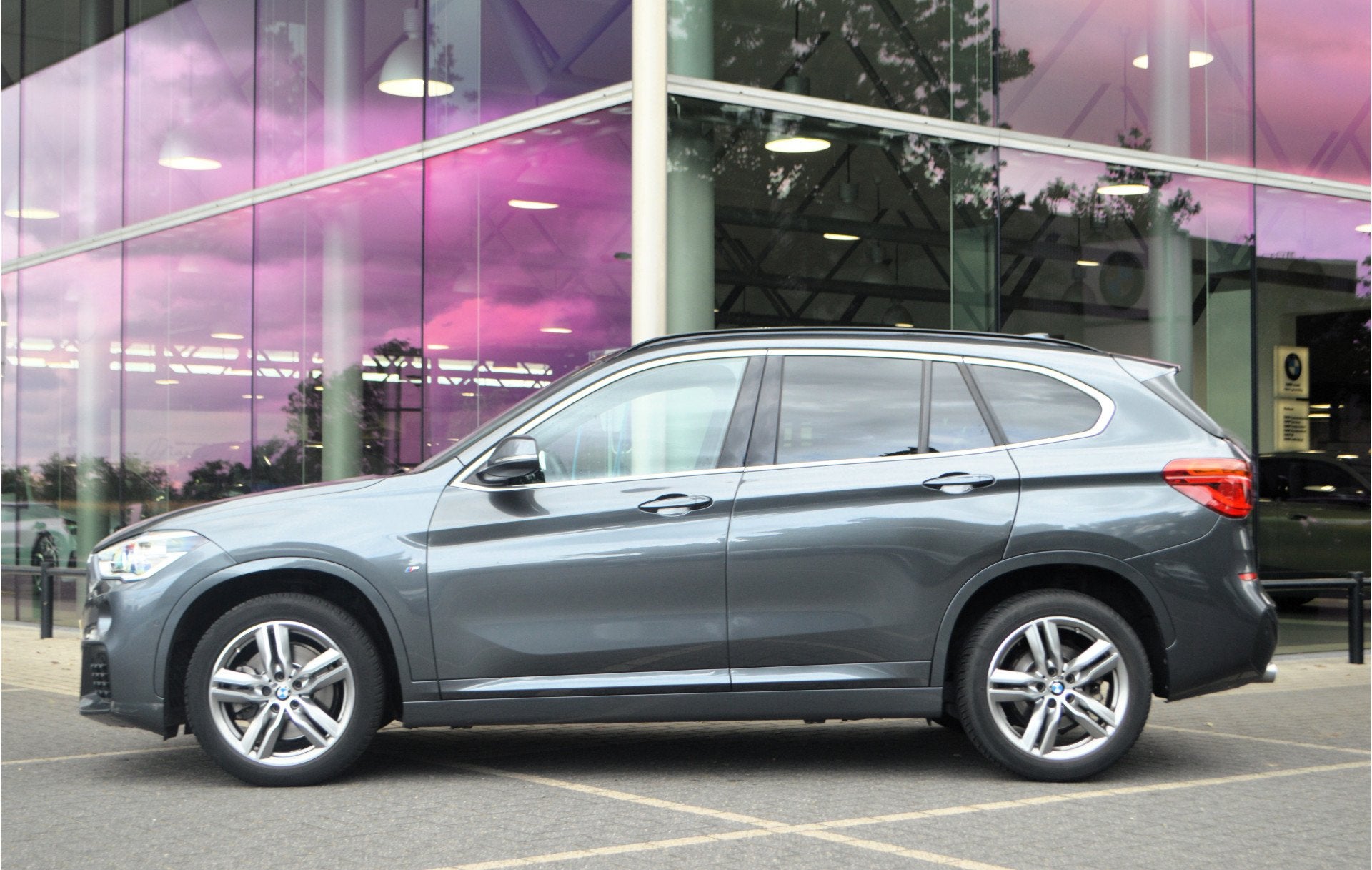 BMW X1 sDrive20i M Sport Automaat / Sportstoelen / Achteruit, Auto's, Leder en Stof, Bedrijf, SUV of Terreinwagen, 84 €/maand
